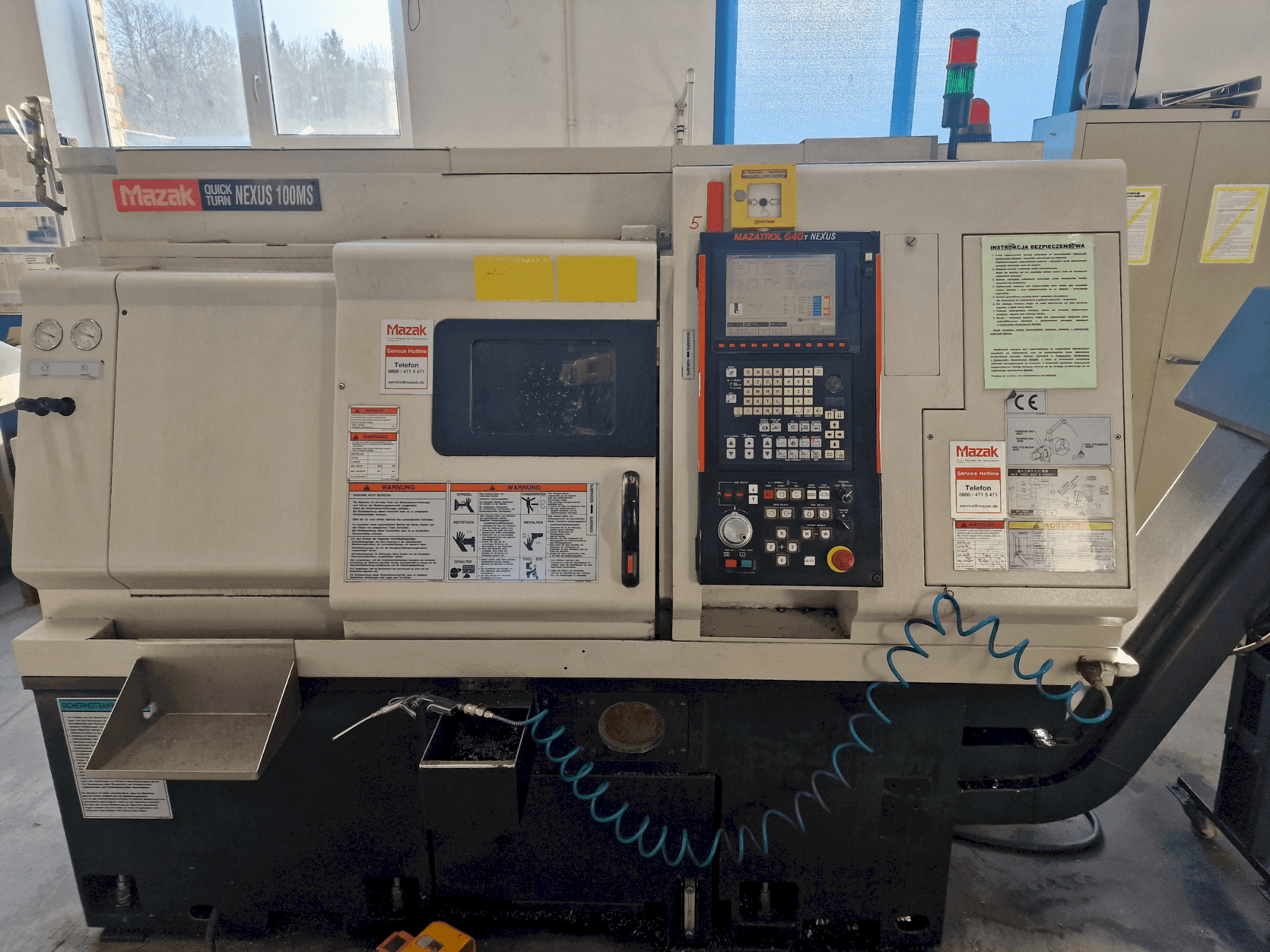 Vooraanzicht van Mazak QTN-100MS machine