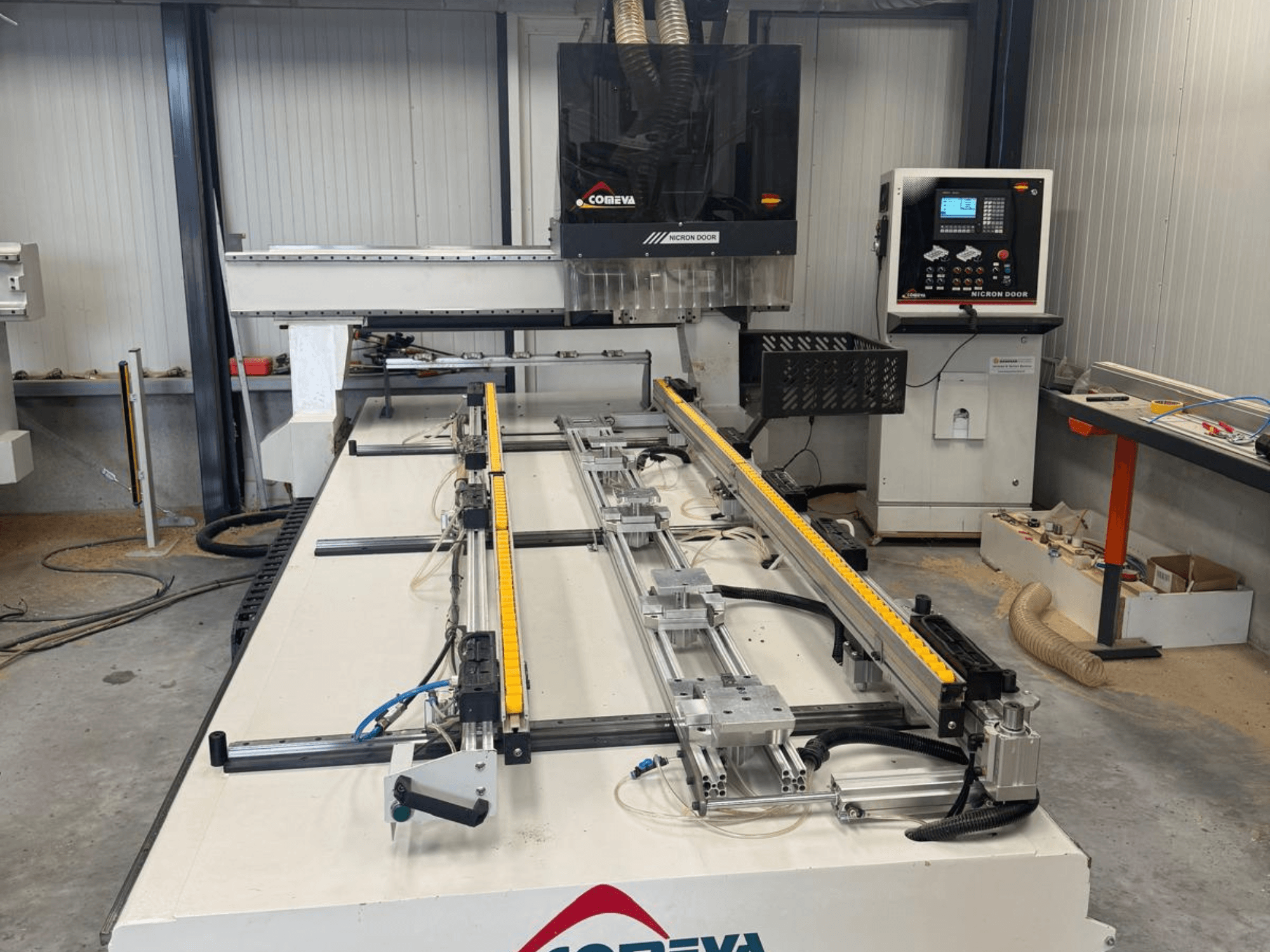CNC-houtbewerkingscentrum COMEVA MEX V 2100x3260, vooraanzicht, met een werkstation, bedieningspaneel en geleiderails.
