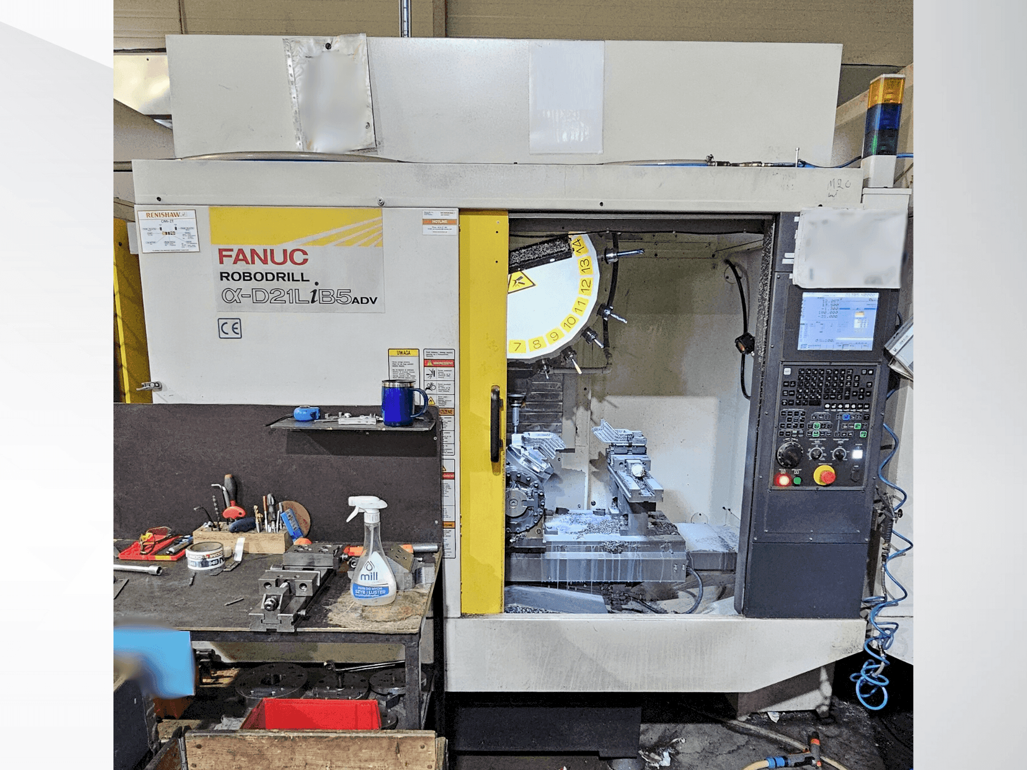 Vooraanzicht van FANUC Robodrill α-D21LiB5ADV machine