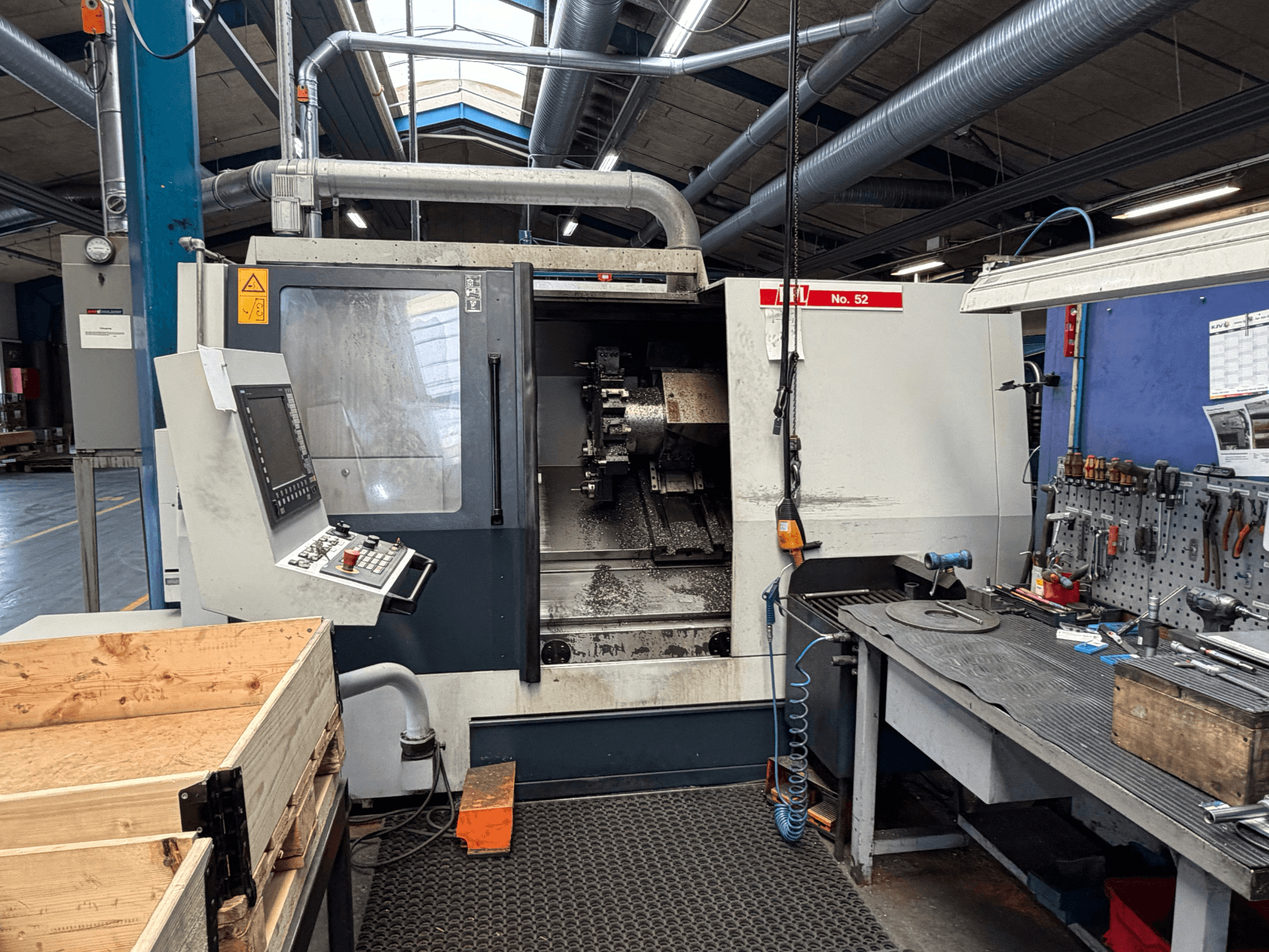 SPINNER TC800 110 SMCY horizontale draaimachine, gezien vanaf de voorkant, met bedieningspaneel en nabijgelegen werkruimte.