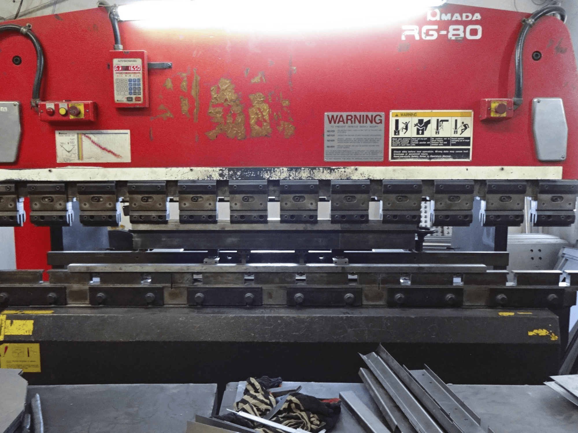 Vooraanzicht van AMADA RG-80 machine