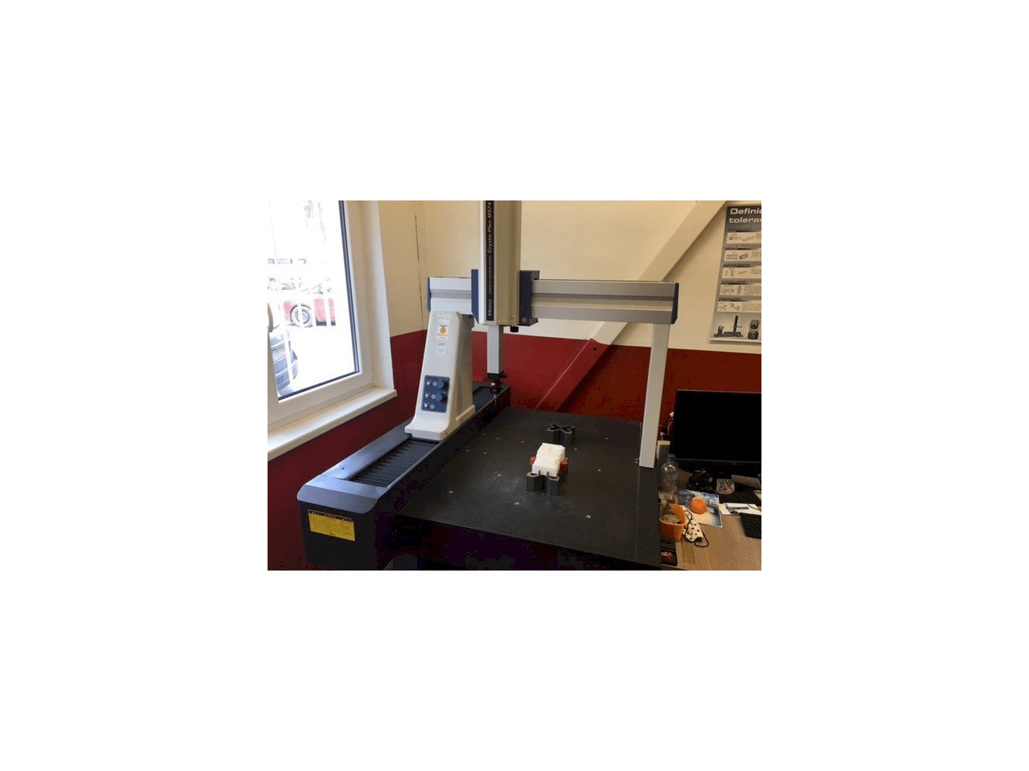 Vooraanzicht van Mitutoyo Crysta-Plus M 574 machine