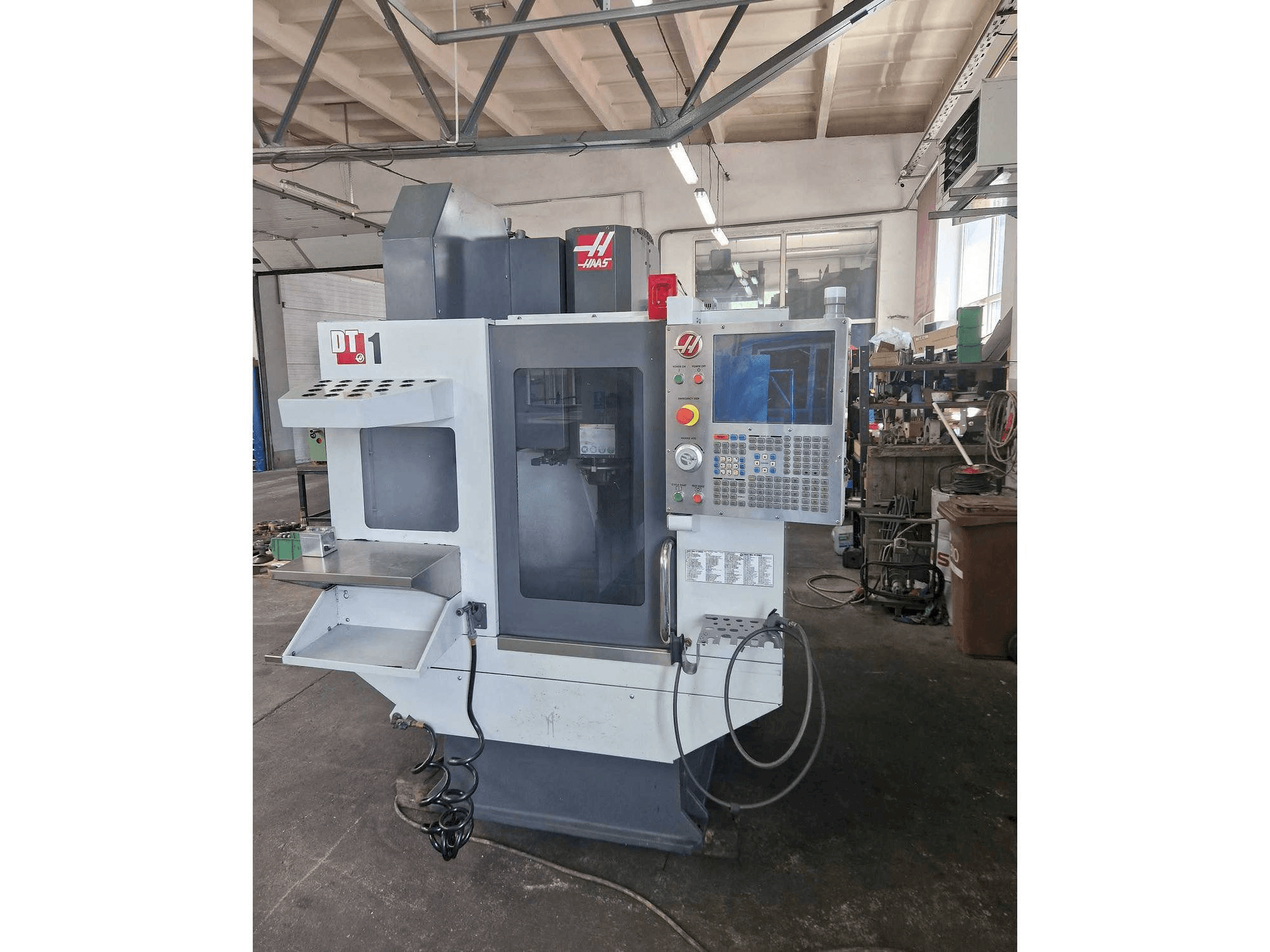 Vooraanzicht van HAAS DT-1 machine