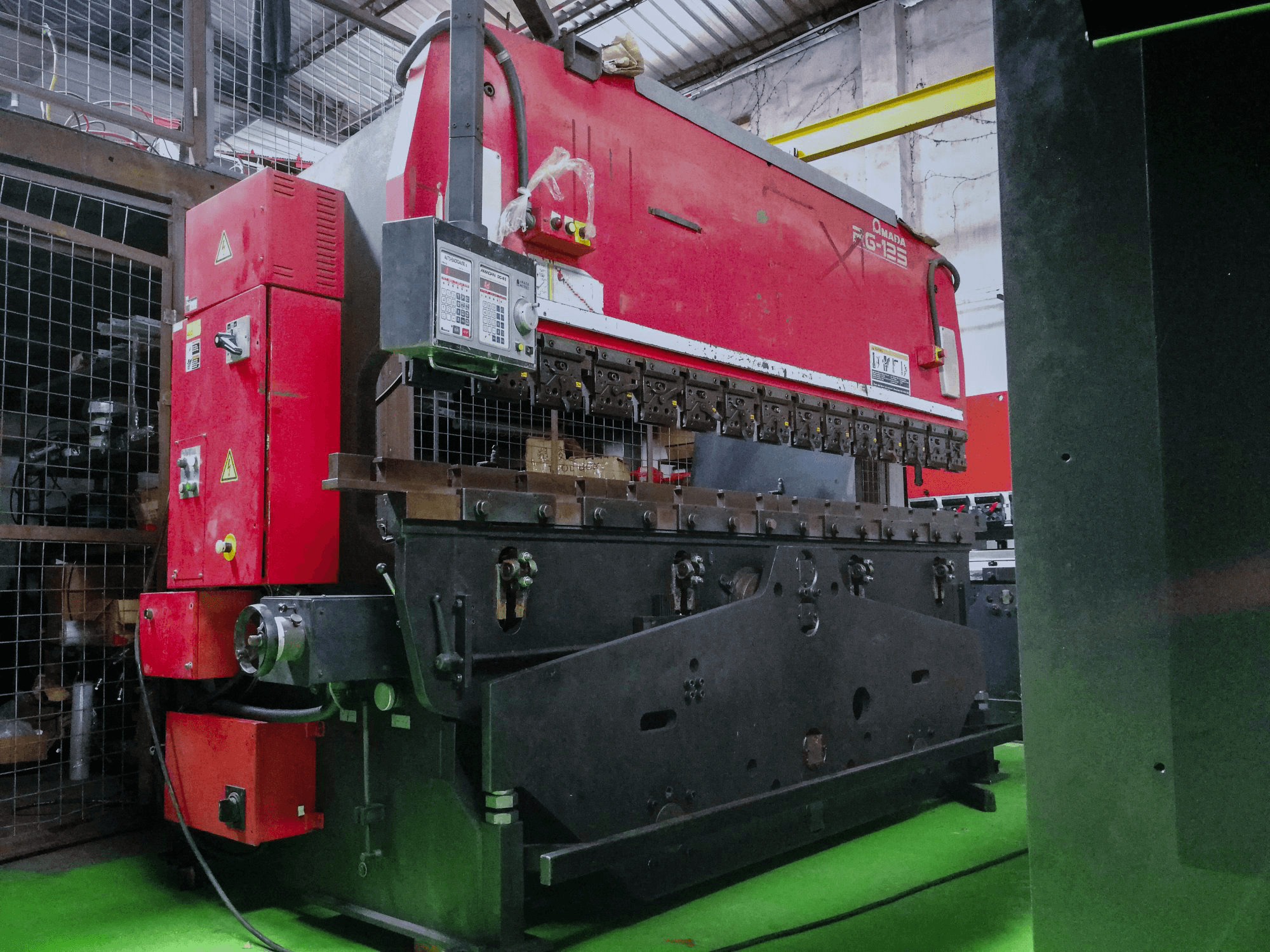 Vooraanzicht van AMADA RG 125 machine