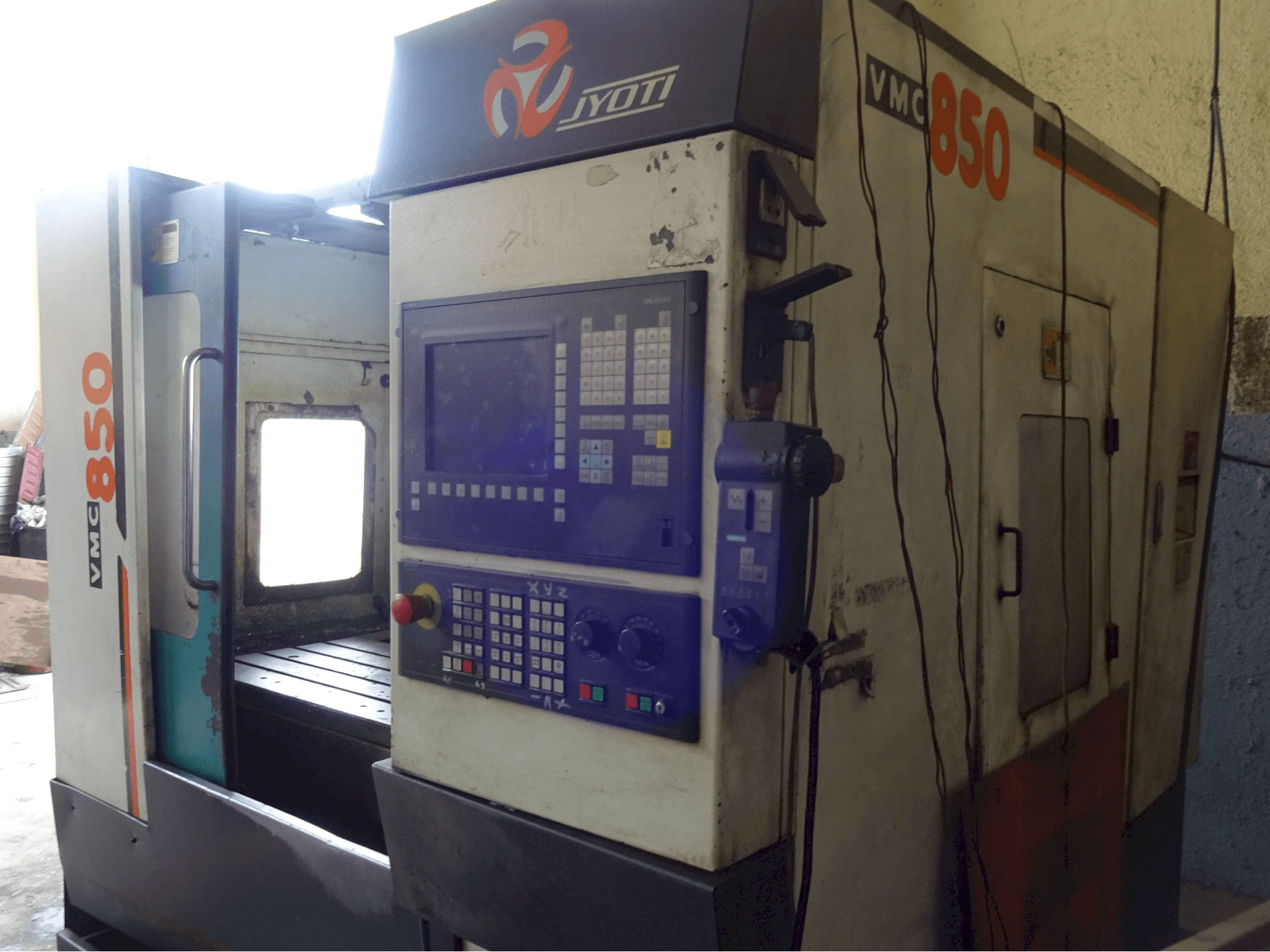 Recht aanzicht van JYOTI VMC 850 machine