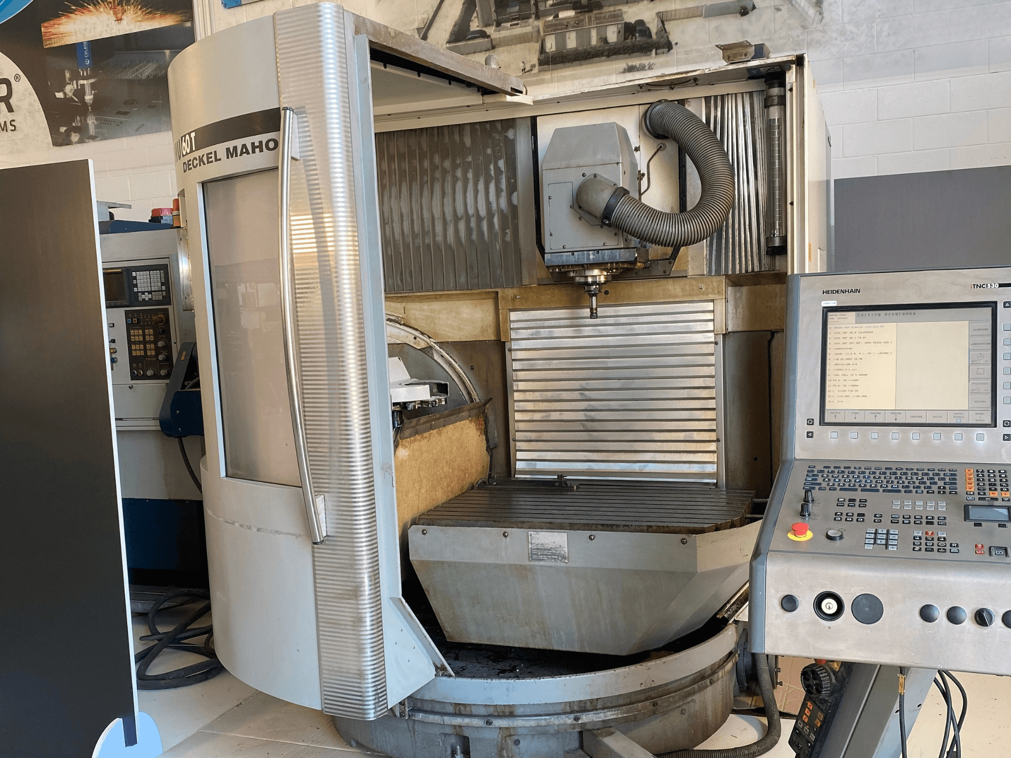 Vooraanzicht van een DECKEL MAHO DMU 60T freesmachine met een bedieningspaneel, spindel en freestafel zichtbaar.