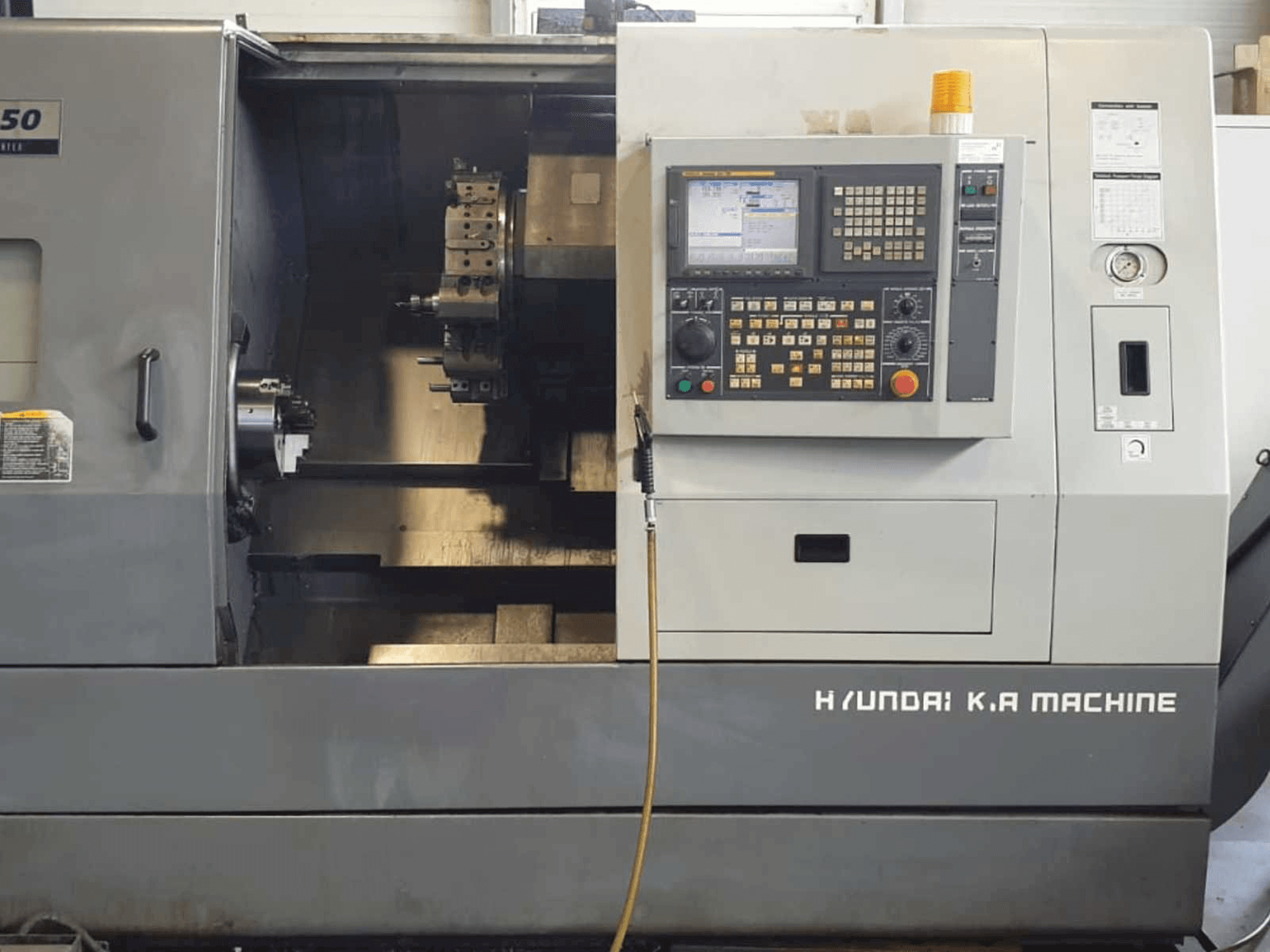 Vooraanzicht van Hyundai Kia SKT250 machine