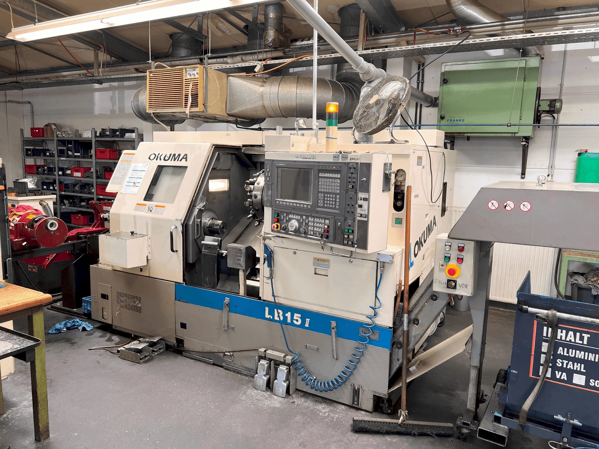 Vooraanzicht van Okuma LB15II machine
