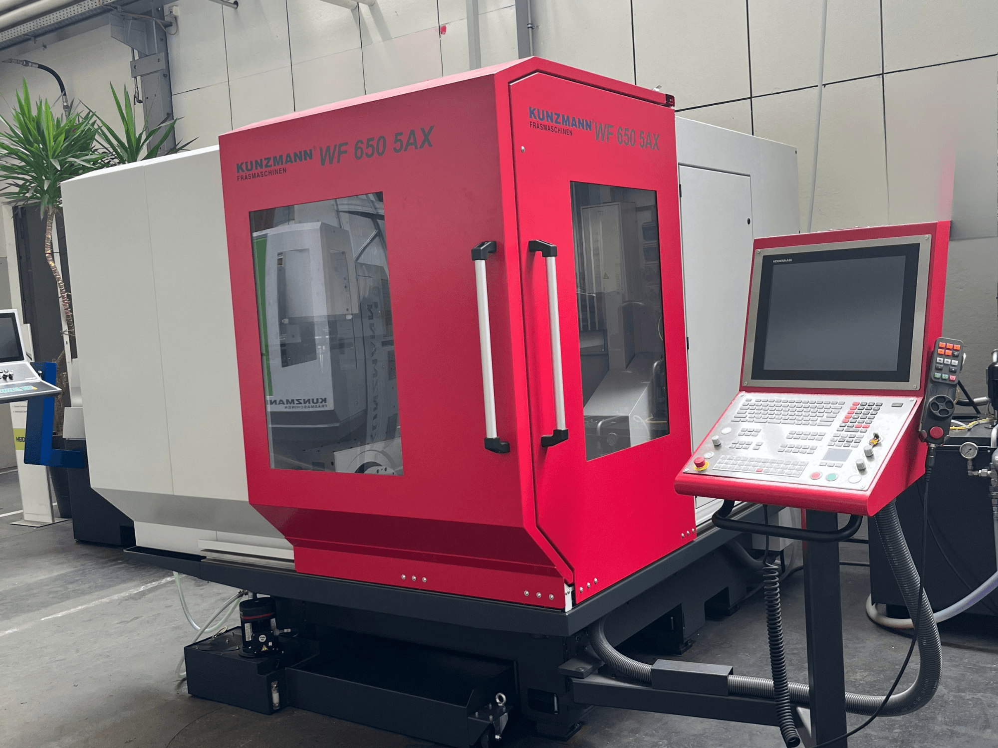 KUNZMANN WF 650 5AX verticaal bewerkingscentrum in rood, vooraanzicht met bedieningspaneel en touchscreen, opgesteld in een werkplaats.