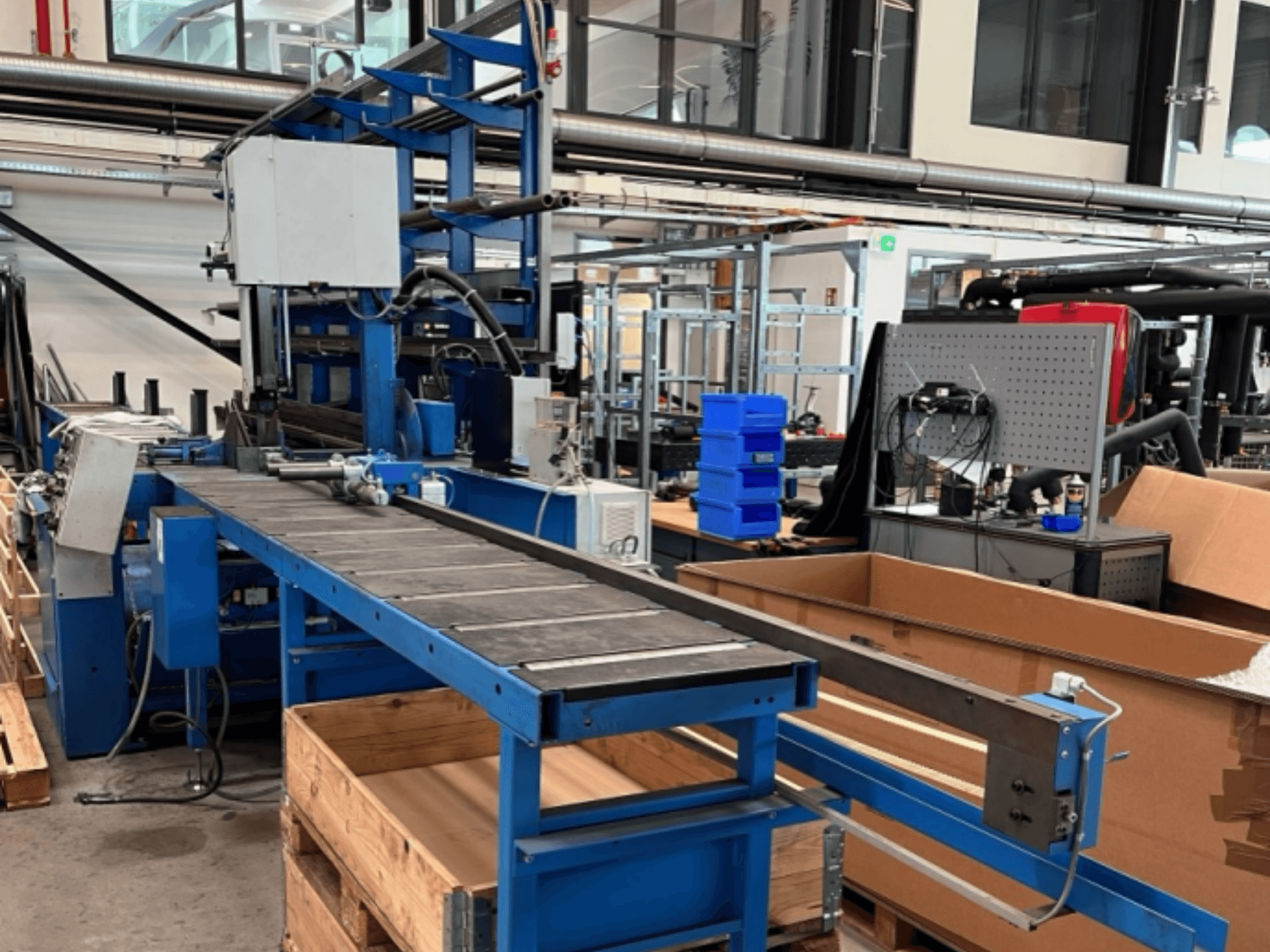 JAESPA Classic 423 DGH metalen lintzaag, gezien vanaf de voorkant, met een transportband en omringende industriële apparatuur.