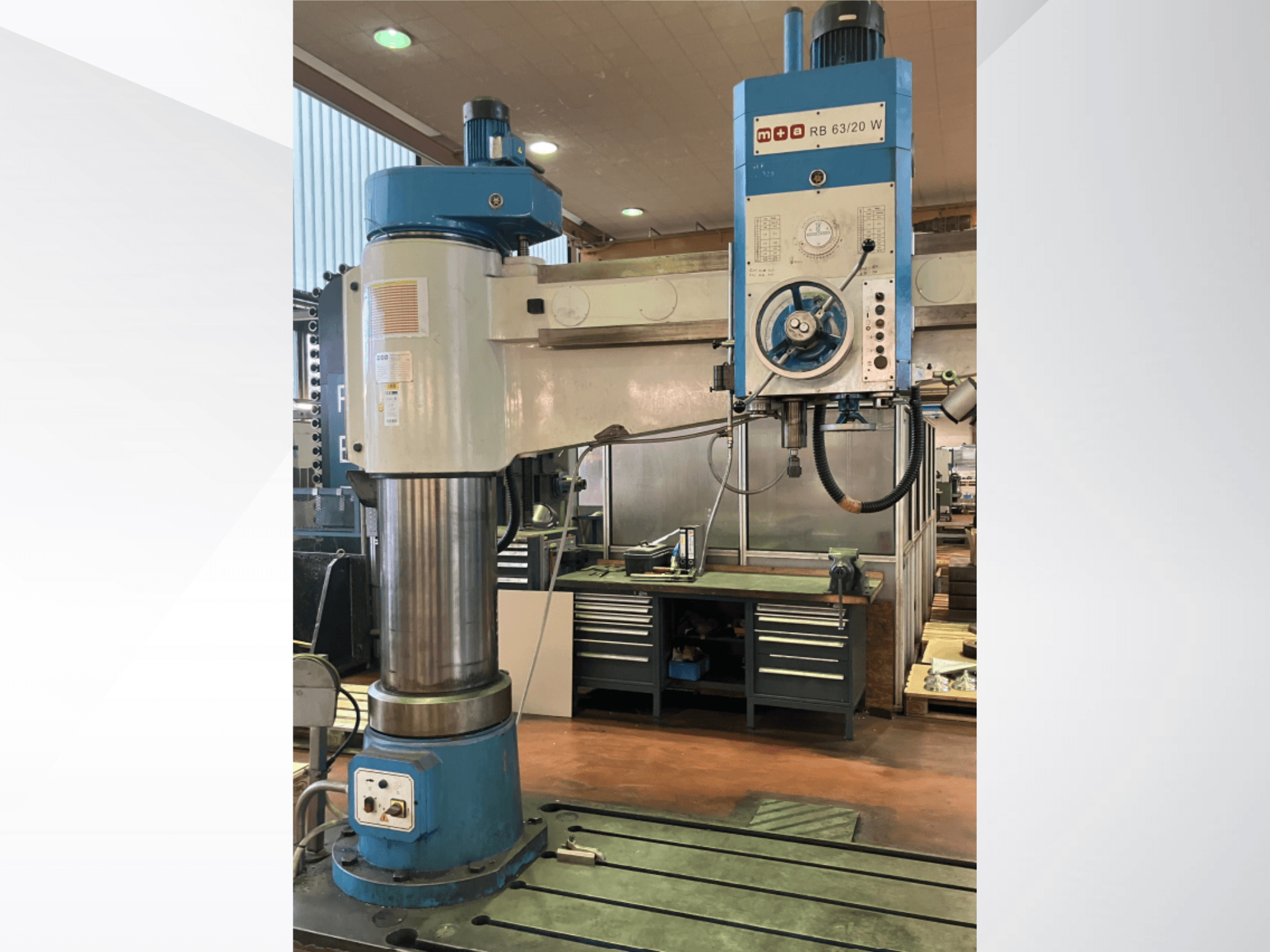 M+A RB 63/20 W-boormachine voor metaal, vooraanzicht, met een grote verticale kolom en een bedieningspaneel met draaiknoppen en schakelaars.
