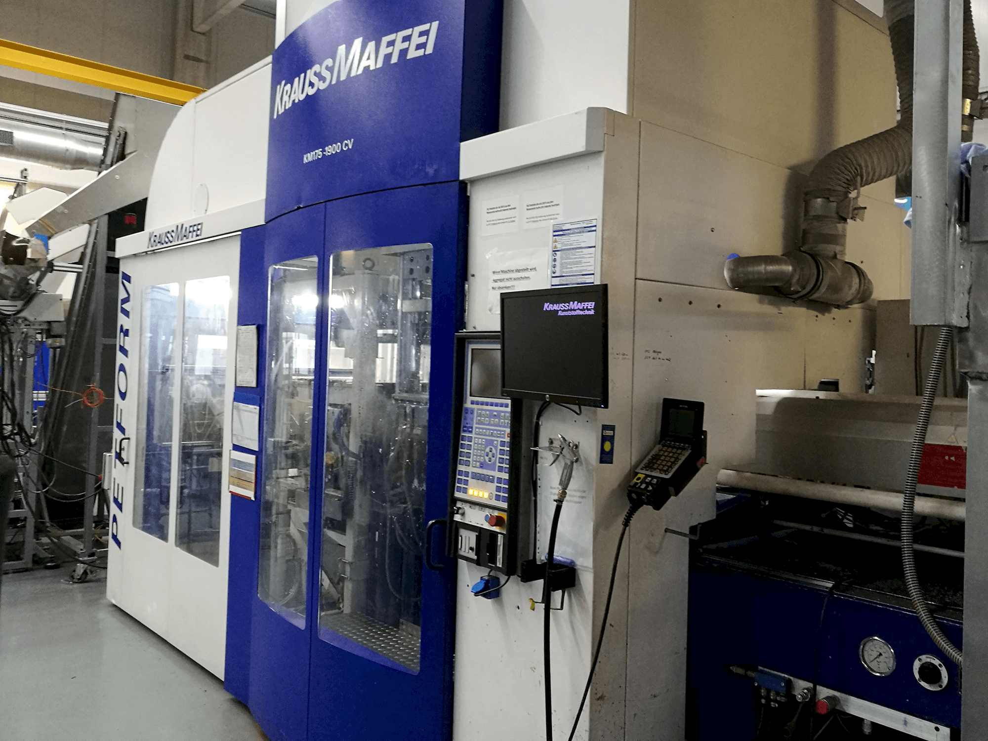Recht aanzicht van Krauss Maffei 175-1900 CV machine