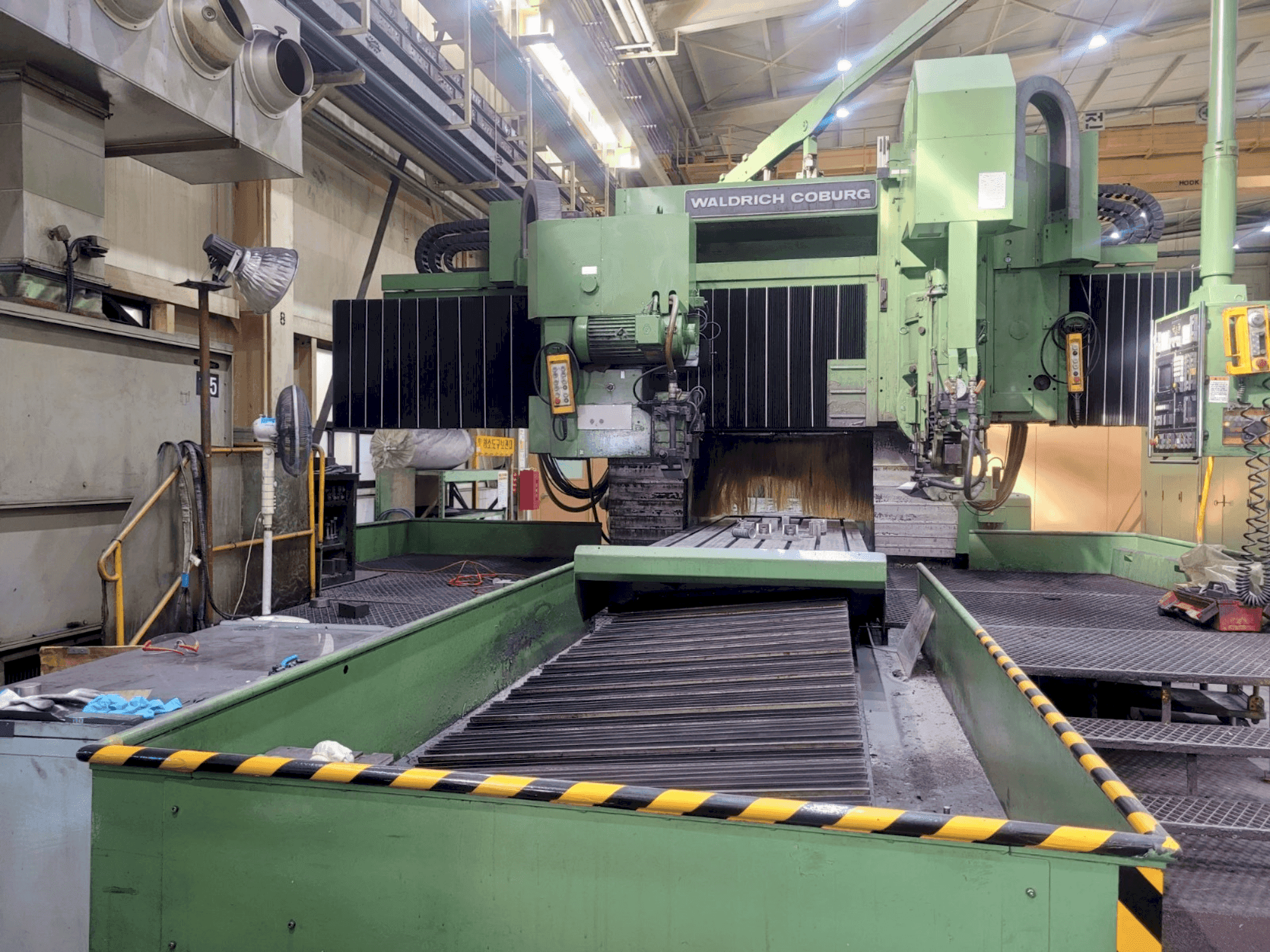 Vooraanzicht van WALDRICH COBURG 30-15 S 2525 machine