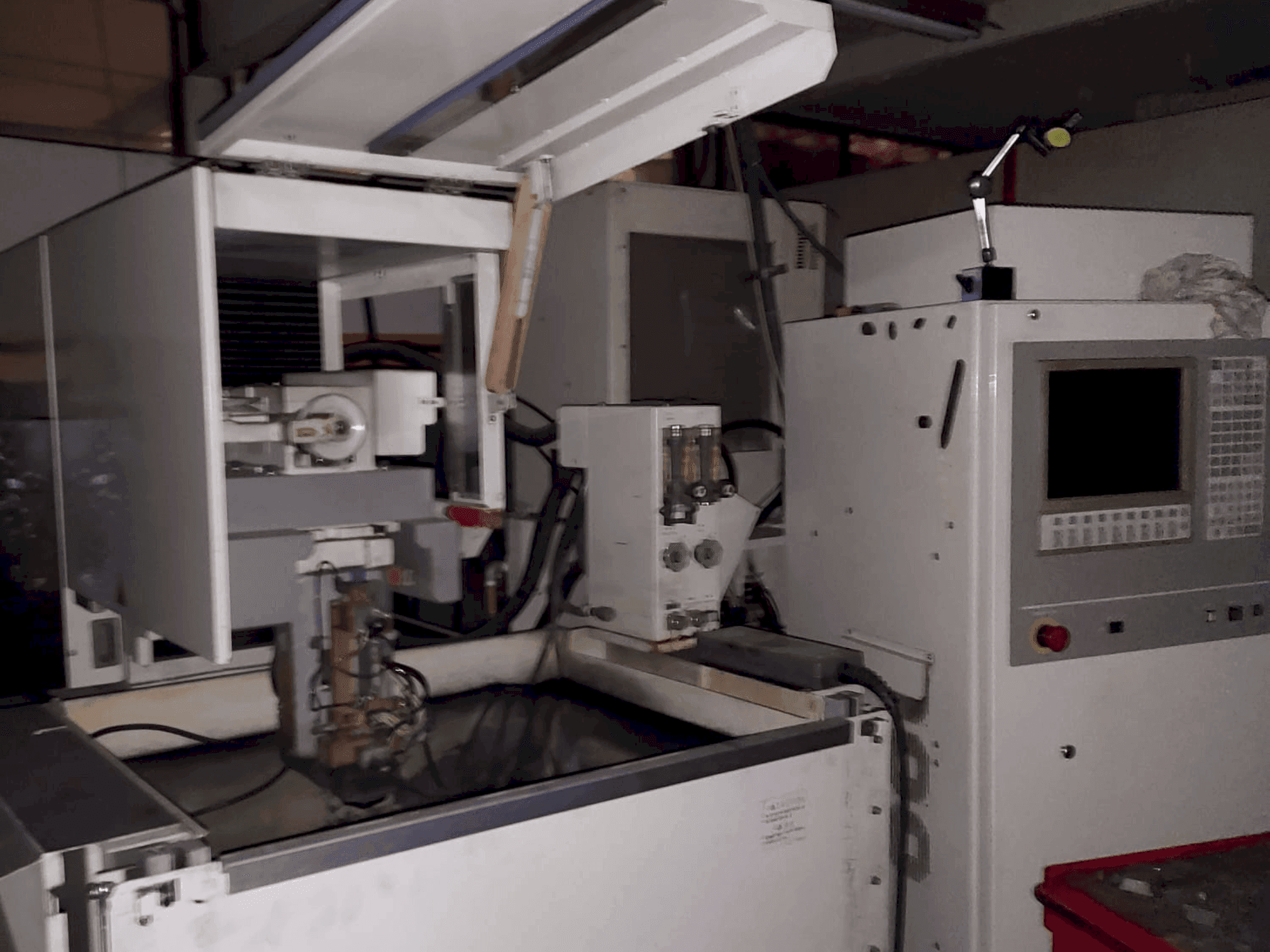 Vooraanzicht van Mitsubishi FX10K machine