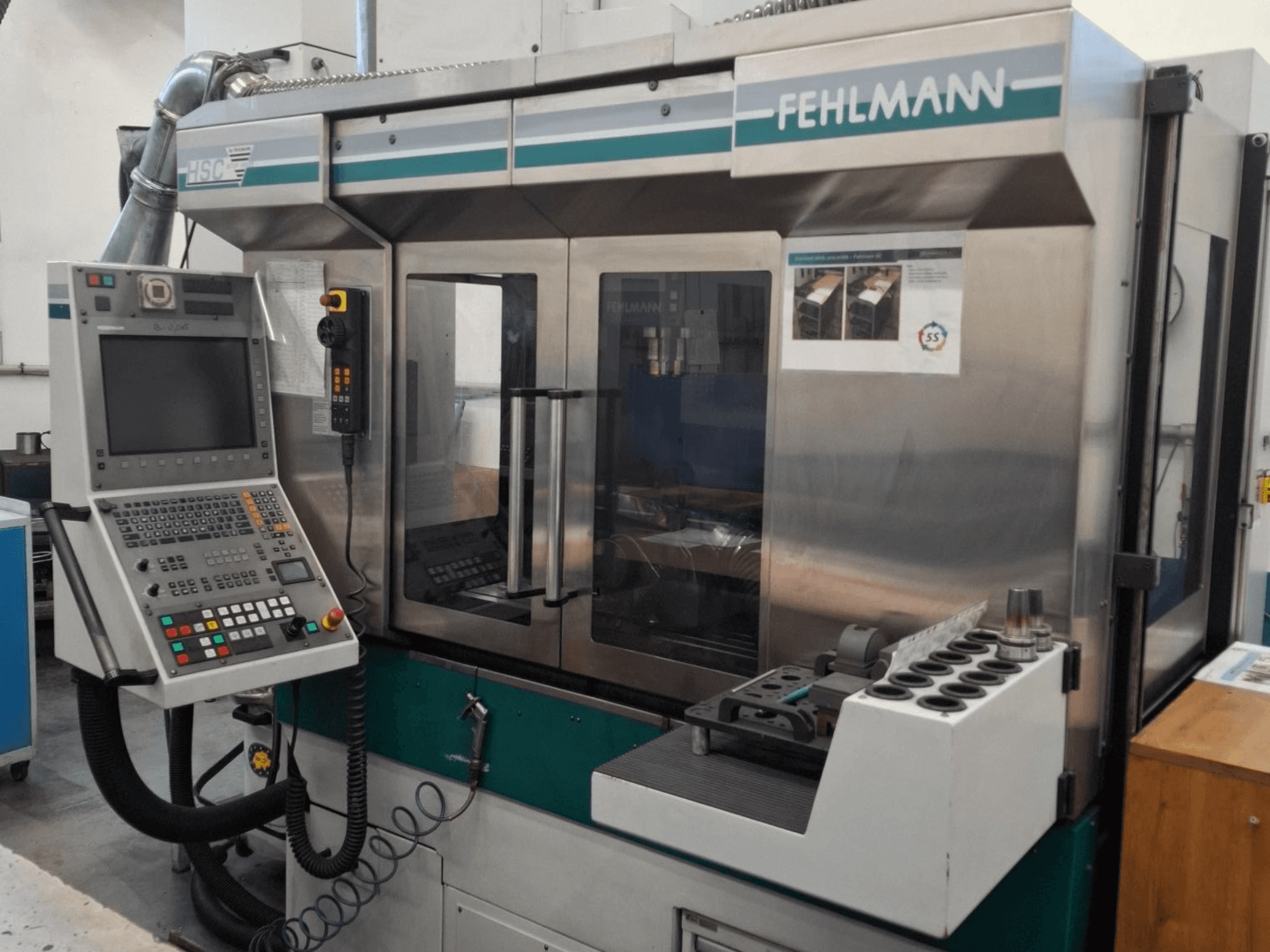 Fehlmann HSC 20 CNC machine, vooraanzicht, met bedieningspaneel, metalen behuizing en gereedschaphouder met meerdere sleuven.