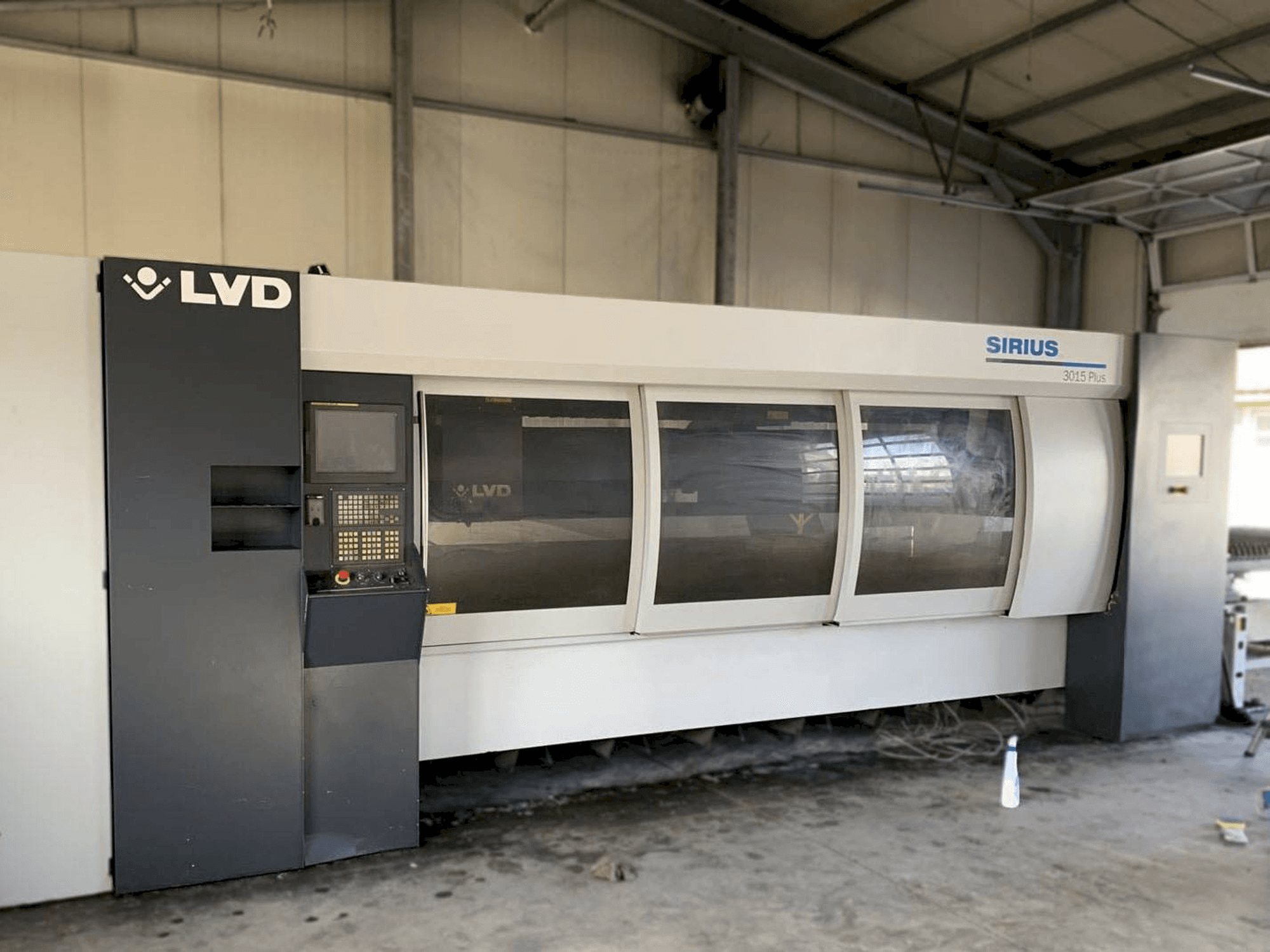 Vooraanzicht van LVD Sirius Plus 3015 machine