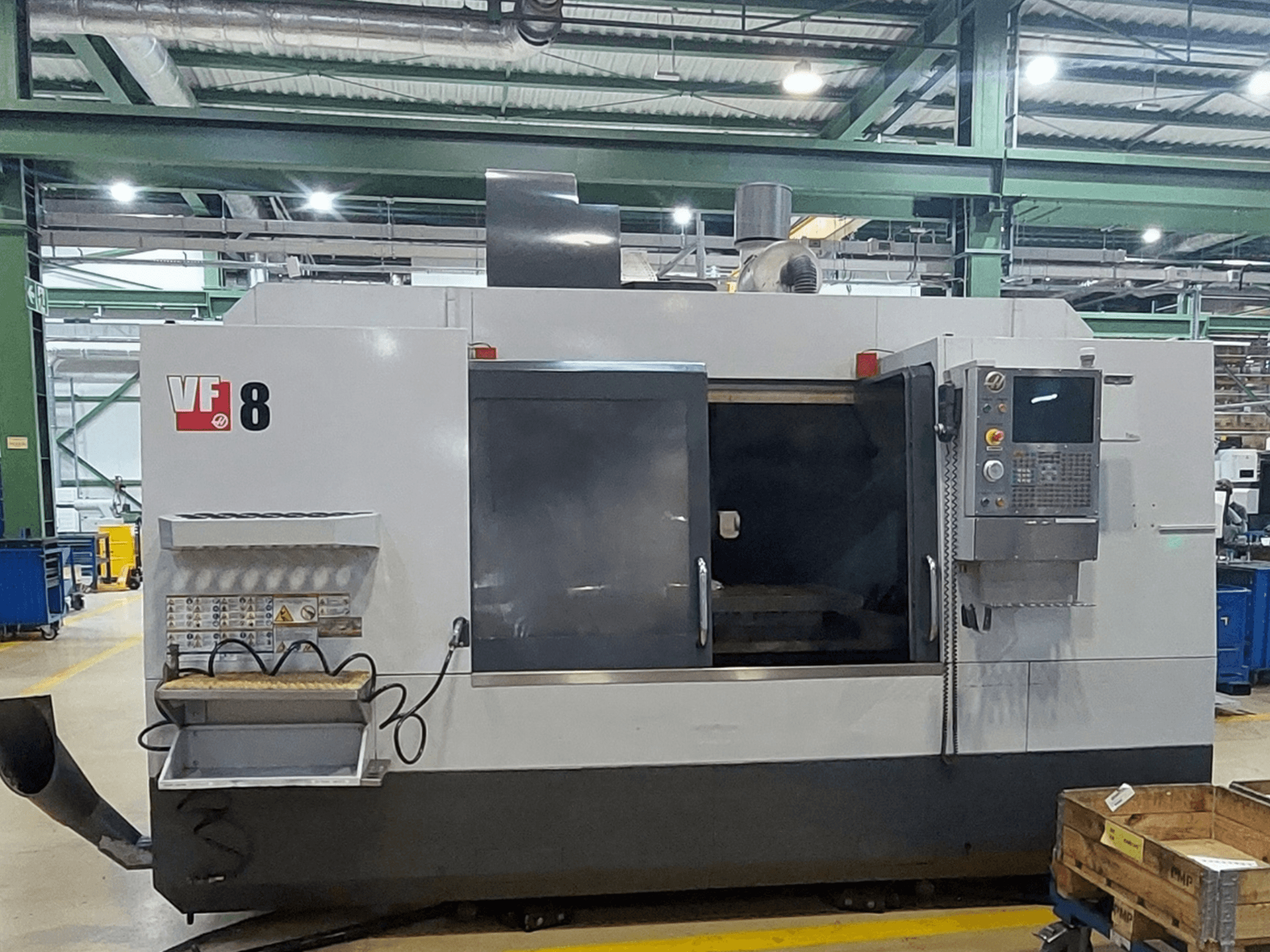 HAAS VF-8 verticaal bewerkingscentrum, vooraanzicht; voorzien van bedieningspaneel en laadruimte, ontworpen voor nauwkeurige bewerkingen.