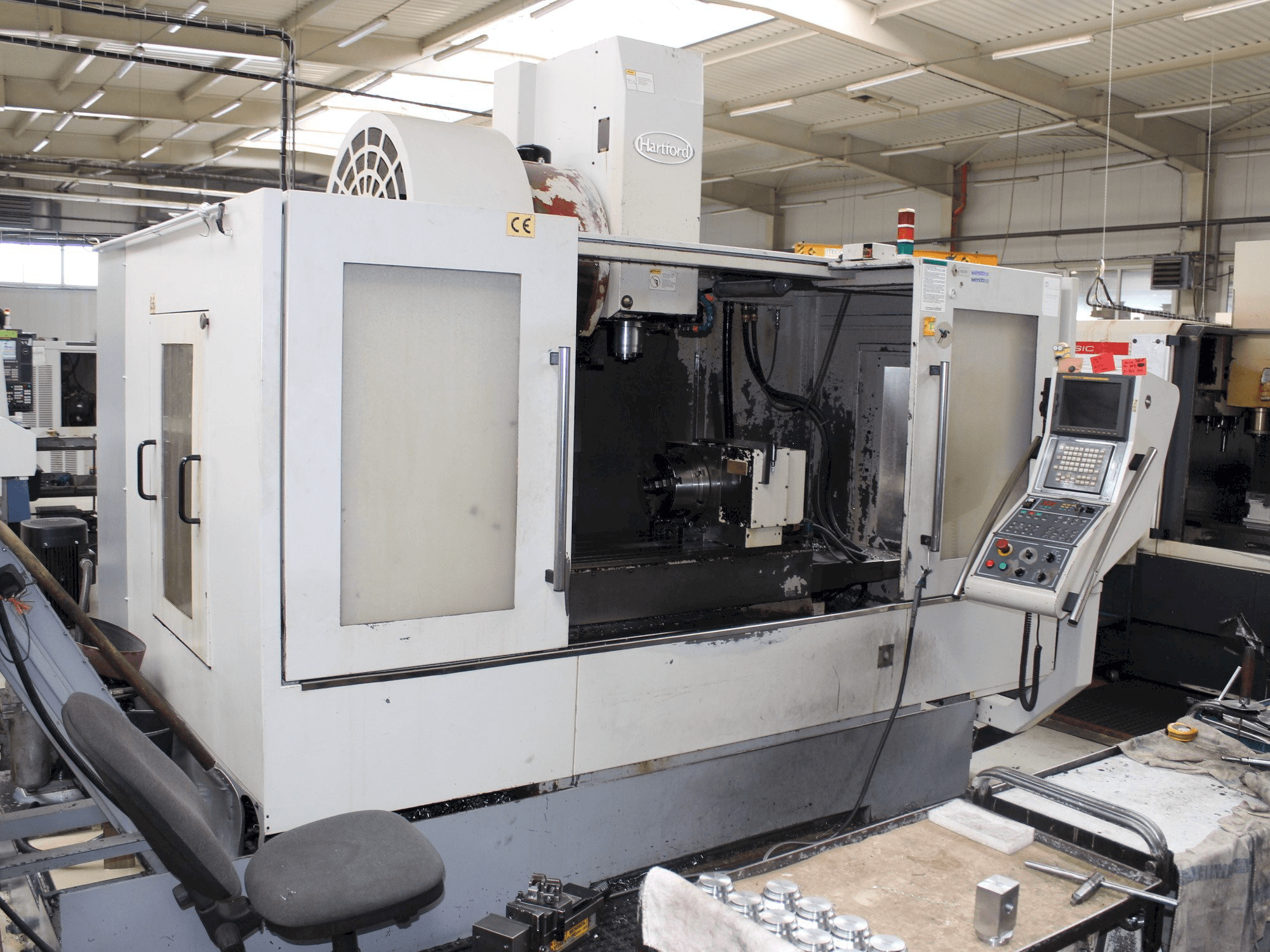 Vooraanzicht van Hartford VMC 1270A machine