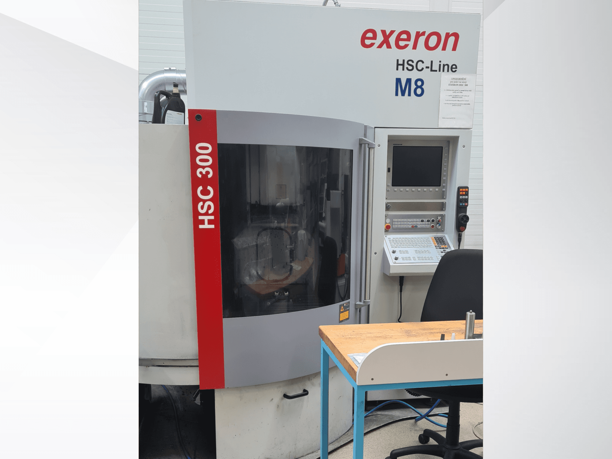 Exeron HSC 300/3 verticaal bewerkingscentrum, vooraanzicht, met zichtbaar bedieningspaneel en werktafel.