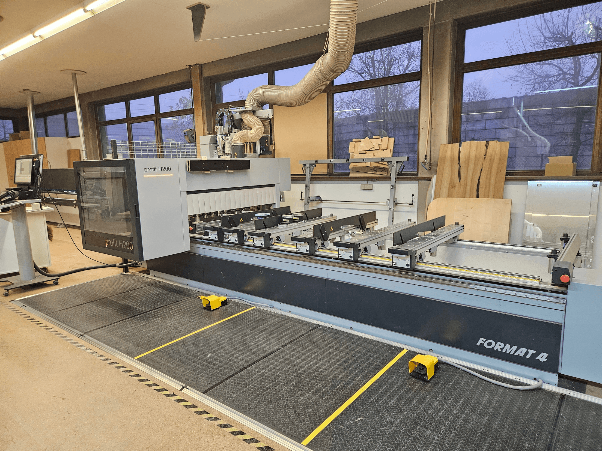 Formaat 4 winst H200 CNC machine, vooraanzicht, met snijbed, bedieningspaneel en stofafzuigsysteem zichtbaar.