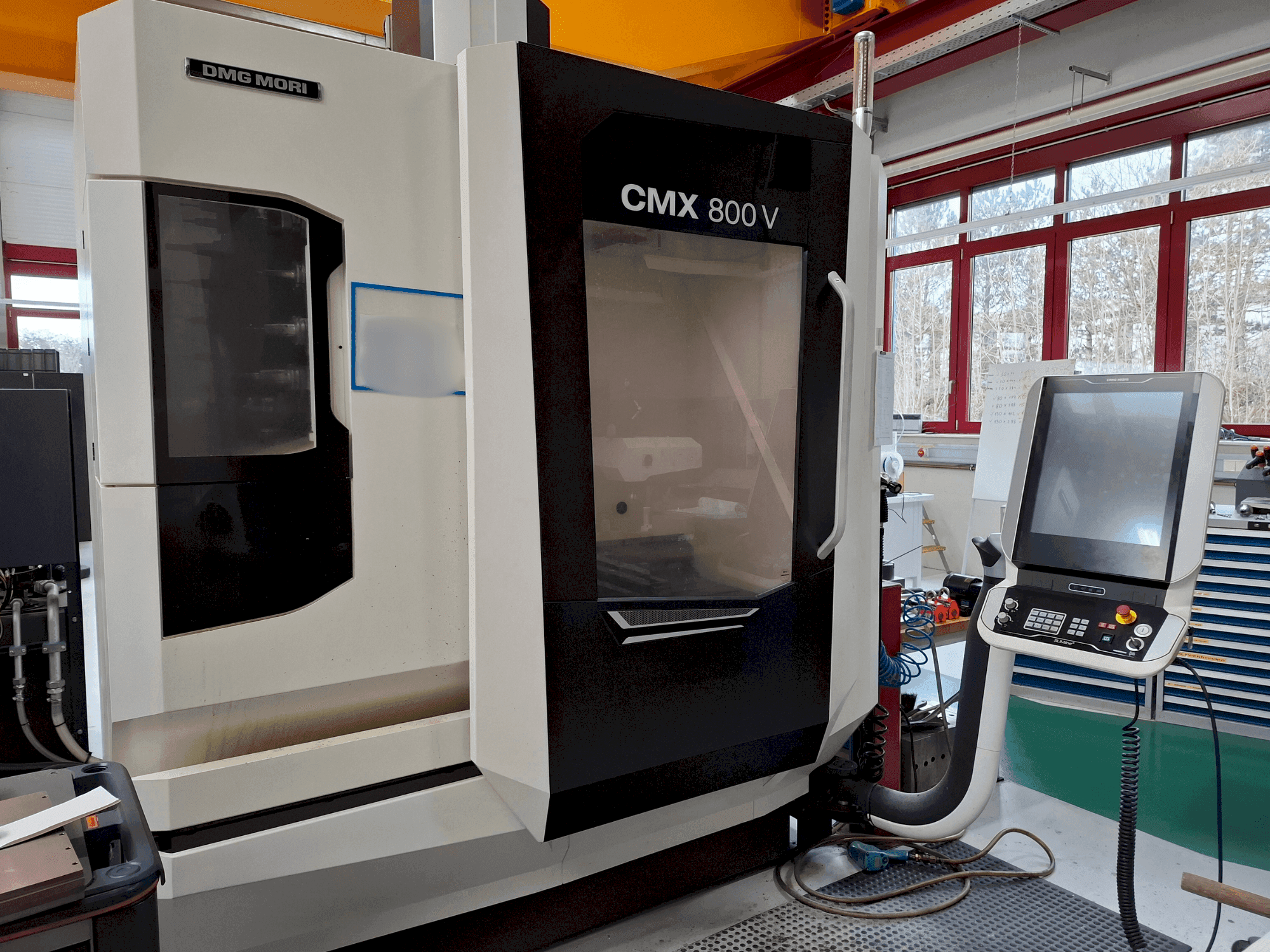 Vooraanzicht van DMG MORI CMX 800V machine