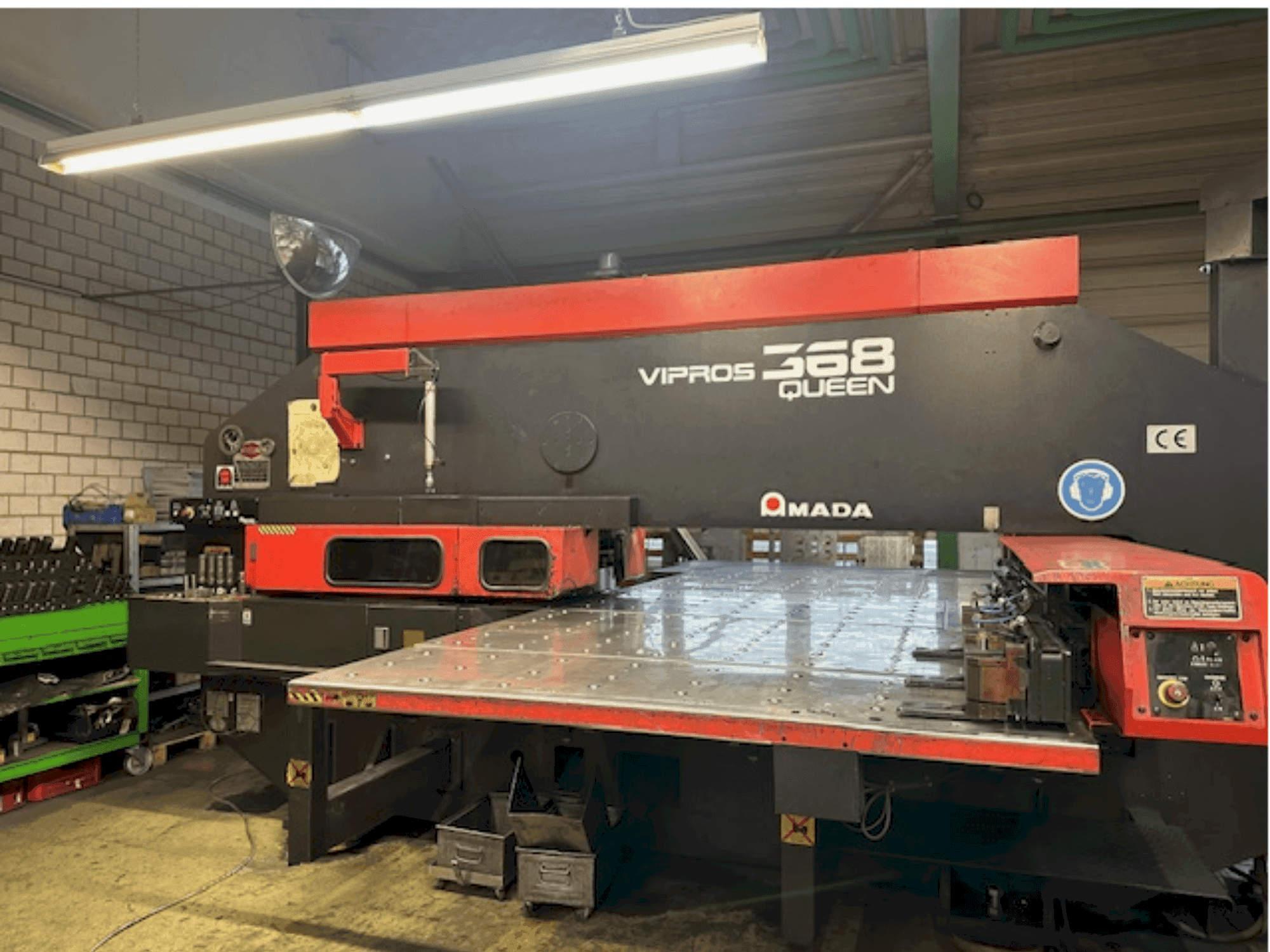 Vooraanzicht van AMADA Vipros 368 Queen machine