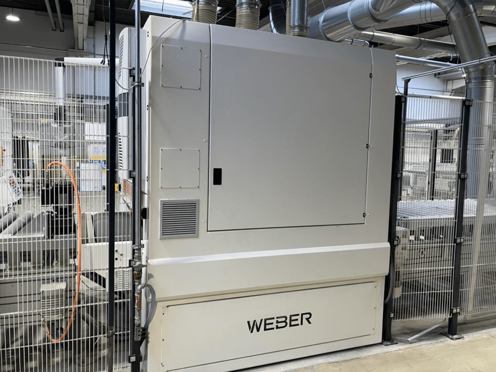Vooraanzicht van de HYMMEN JUPITER JPT C 680/548 houtproductielijn, met de WEBDER-component en zichtbare veiligheidsomheining.