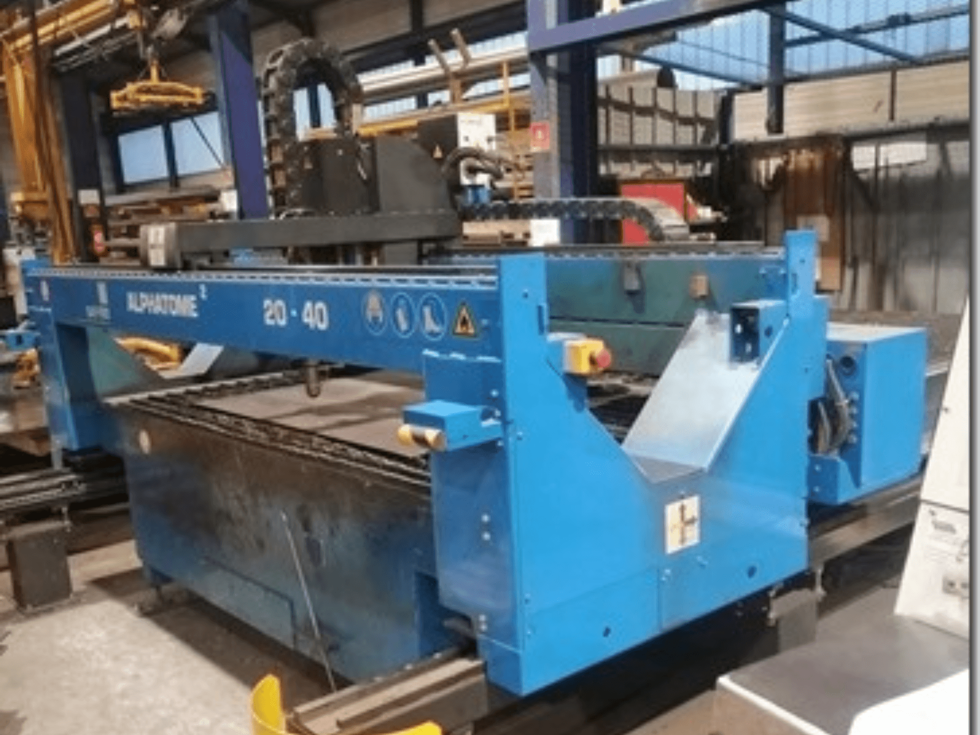 Blauwe ALPHATOME 20-40 CNC machine, vooraanzicht, met snijgedeelte en bedieningspaneel zichtbaar, ontworpen voor precisiefabricage.