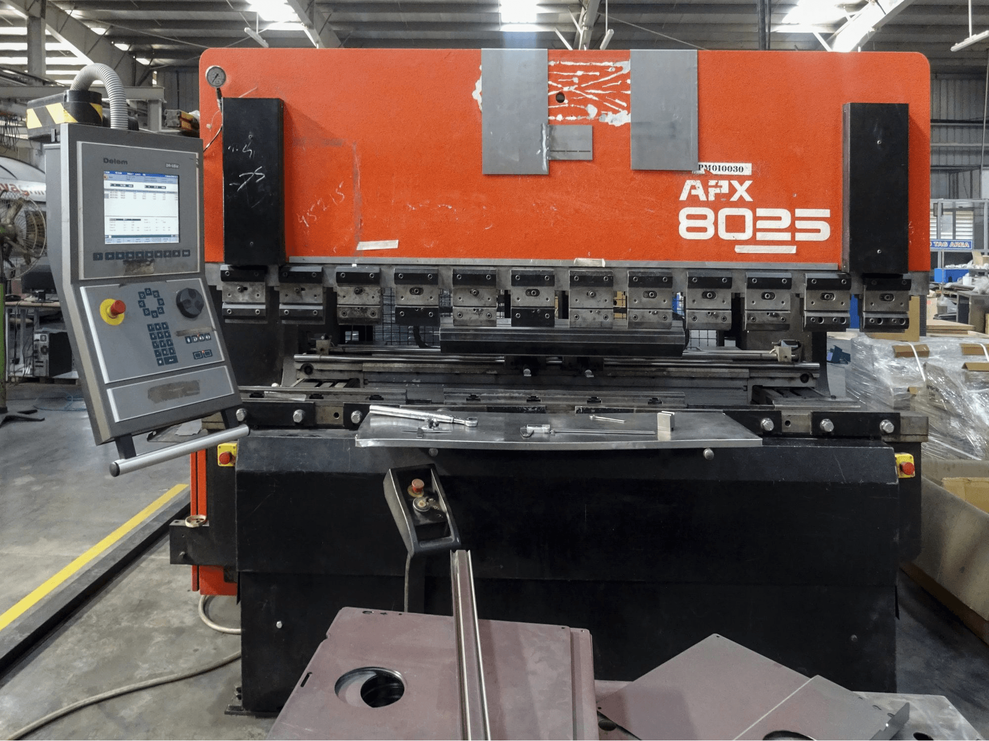 Vooraanzicht van AMADA APX 8025 machine