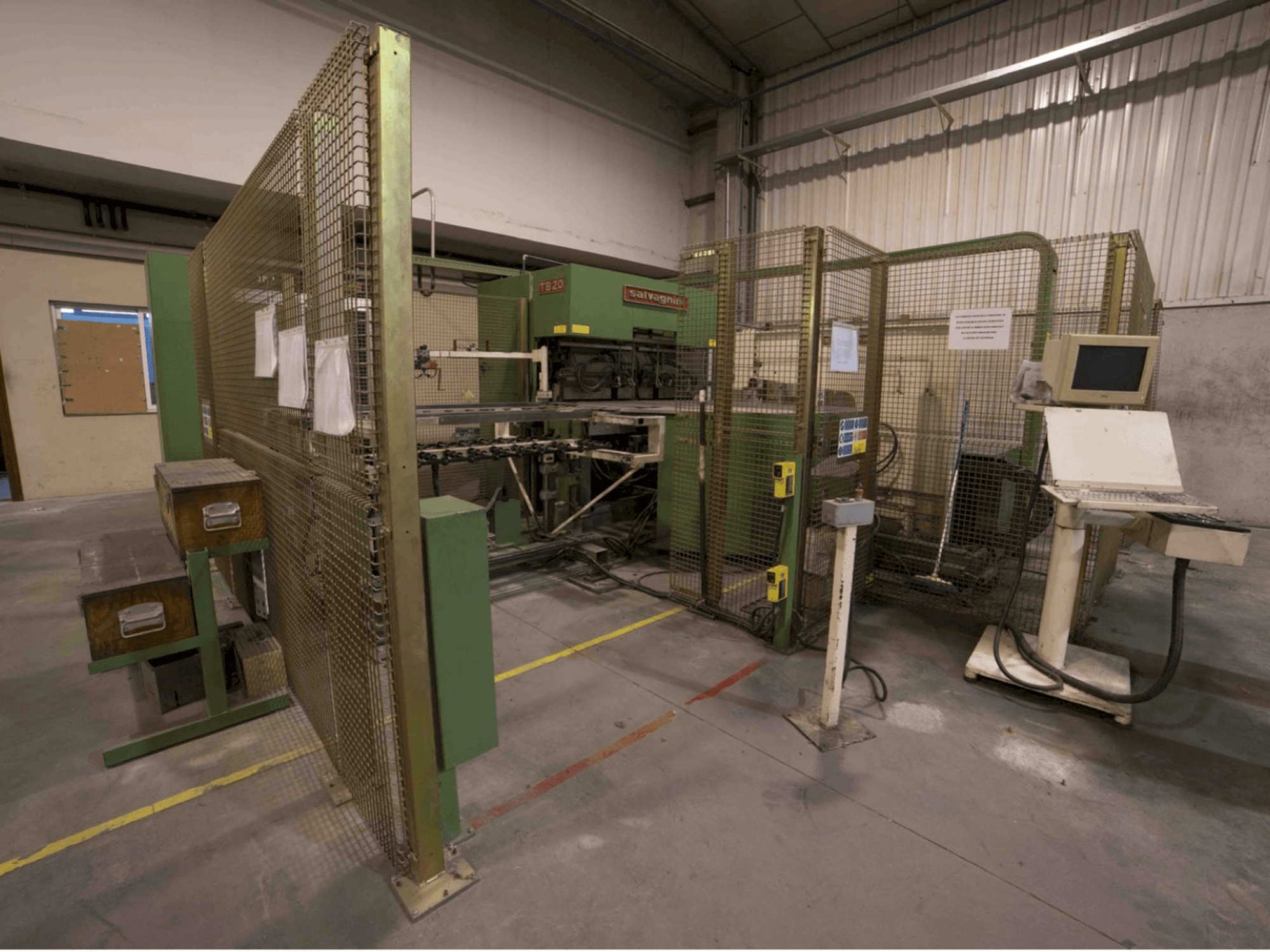 Vooraanzicht van Salvagnini TB20 machine