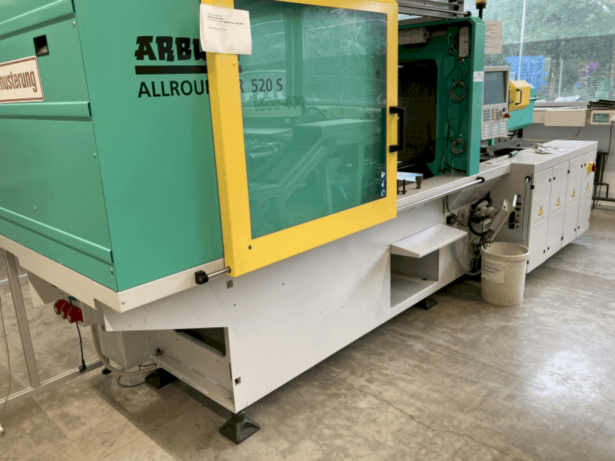 Vooraanzicht van Arburg Allrounder 520S-1600-400 machine