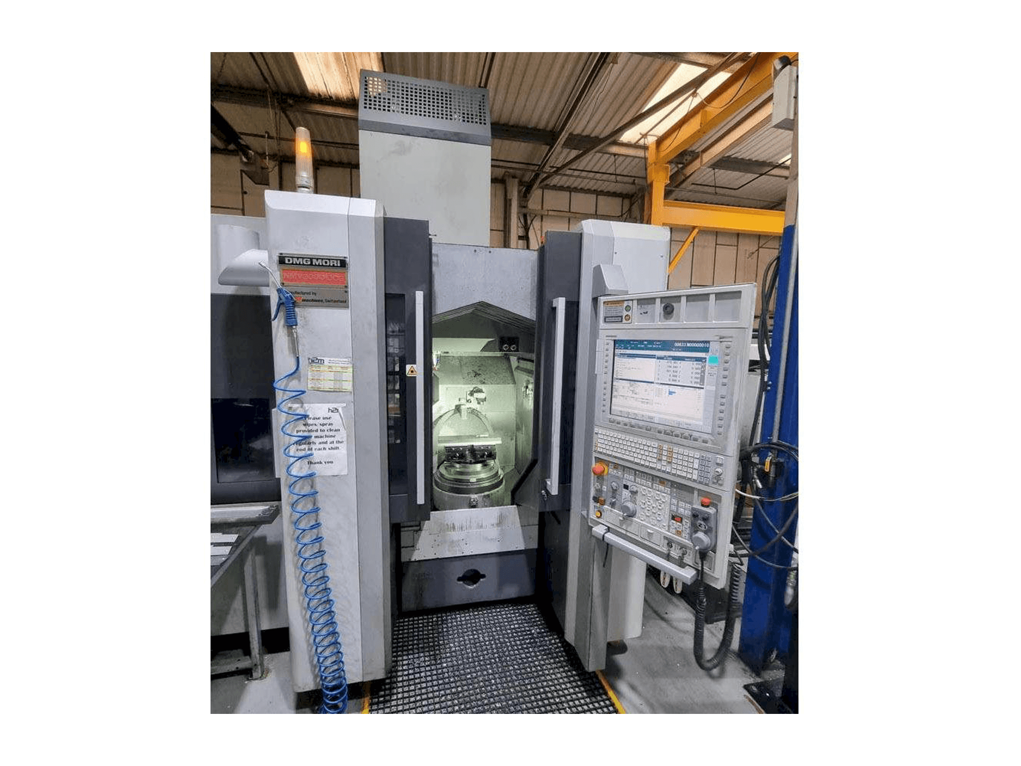 Vooraanzicht van DMG MORI NMV3000 DCG machine
