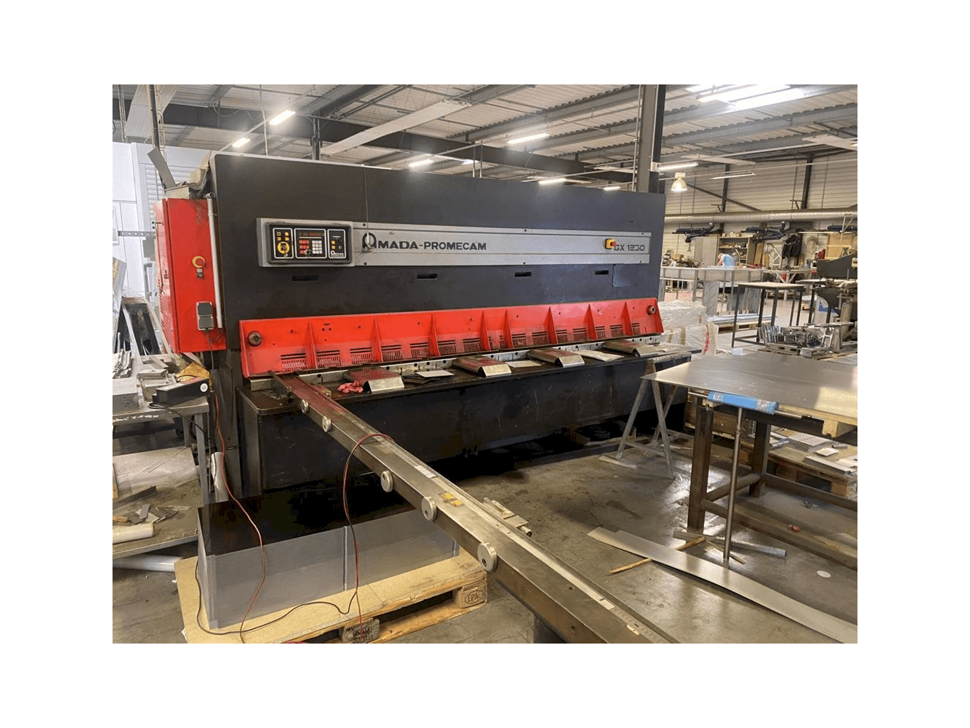 Vooraanzicht van AMADA GX 1230 machine