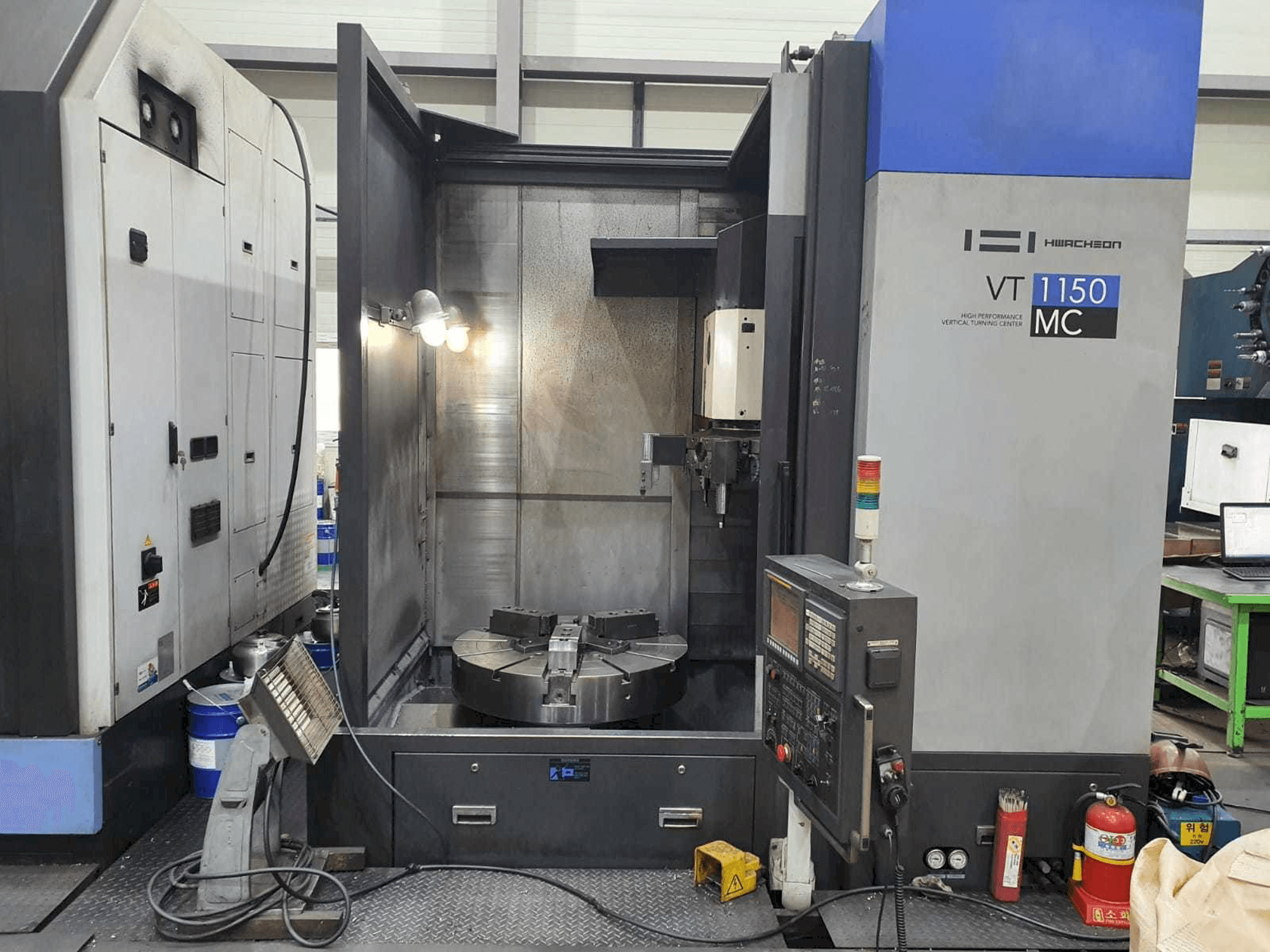 Vooraanzicht van HWACHEON VT 1150 MC machine