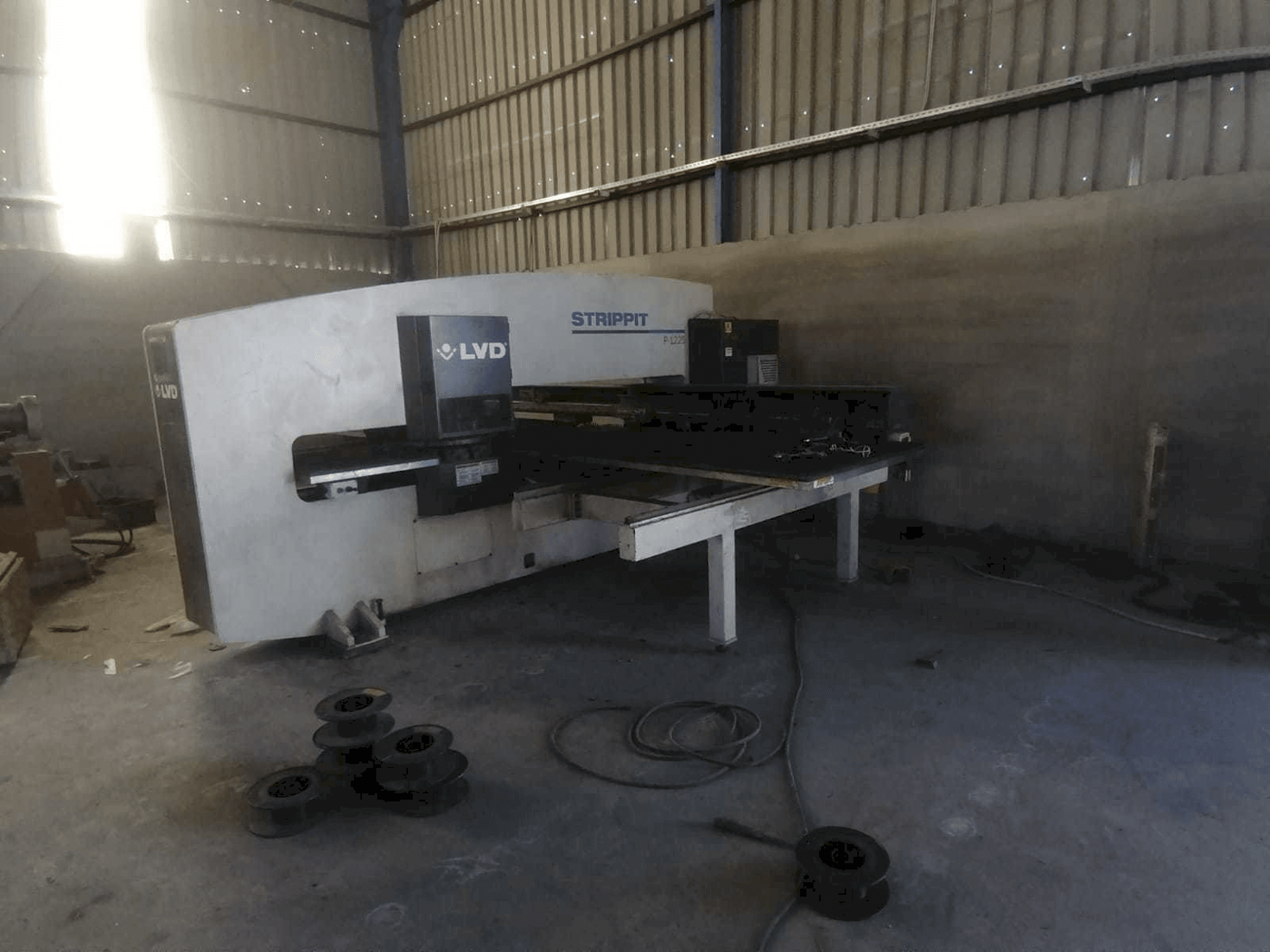 Vooraanzicht van LVD P-1225 machine