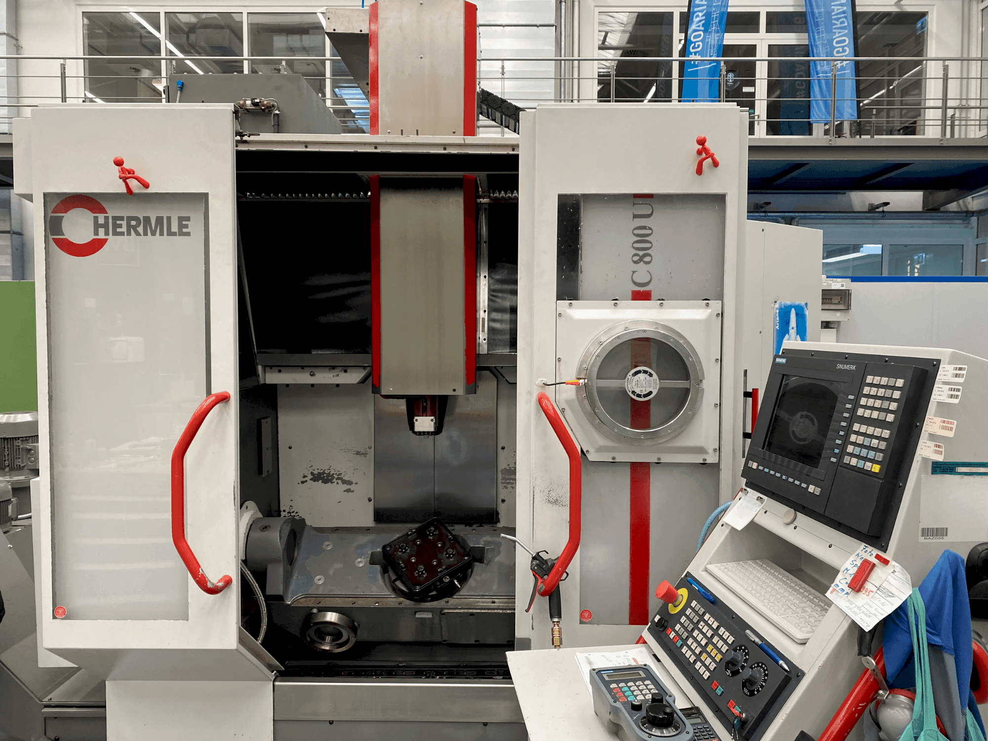 Vooraanzicht van HERMLE C800 U machine