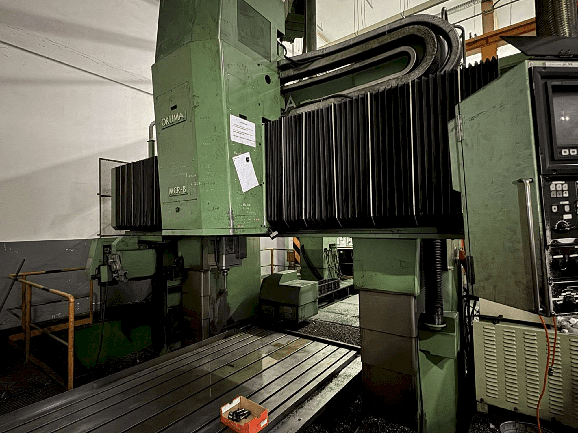 Vooraanzicht van Okuma MCR-B machine
