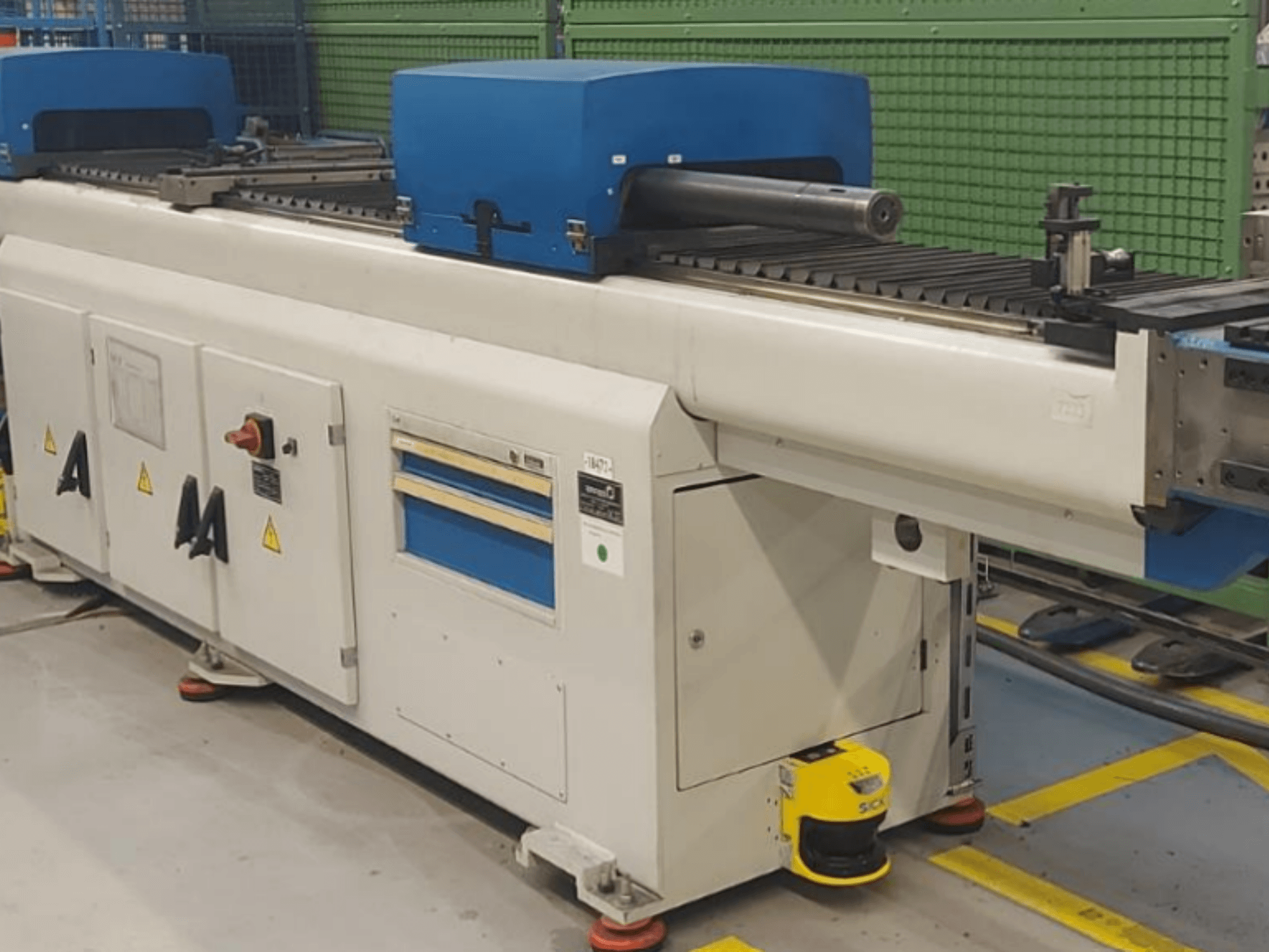 WAFIOS BER-35 matrijzenbuigmachine in vooraanzicht, met blauwe bedieningseenheden en operationele veiligheidsindicatoren.