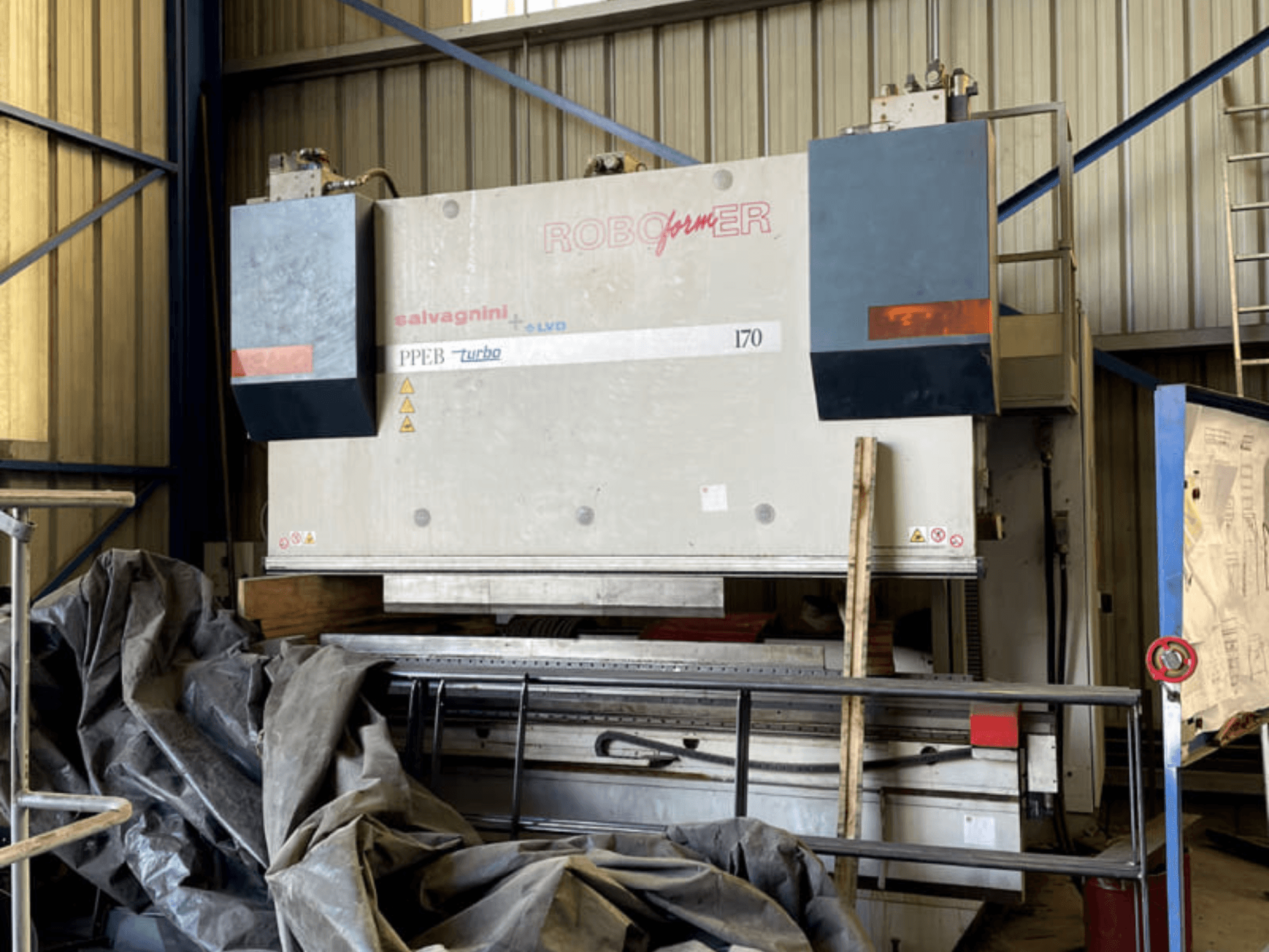 LVD PPEB 170/30 kantpers in een werkplaatsomgeving, met een robuust metalen frame en een industrieel ontwerp. Vooraanzicht.