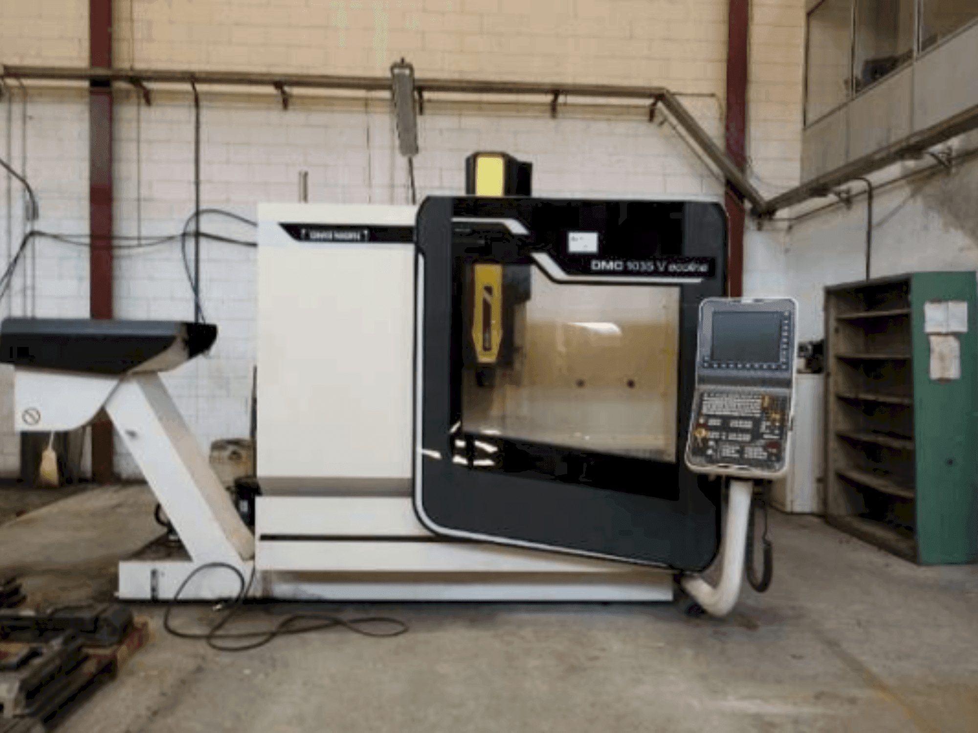 Vooraanzicht van DMG MORI DMC 1035 V Ecoline machine