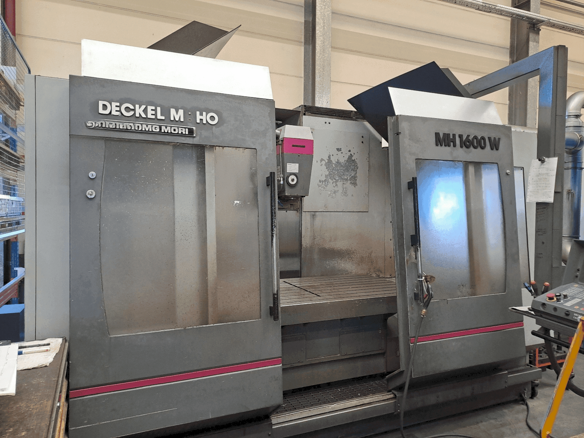 Vooraanzicht van DECKEL MAHO MH 1600 W machine