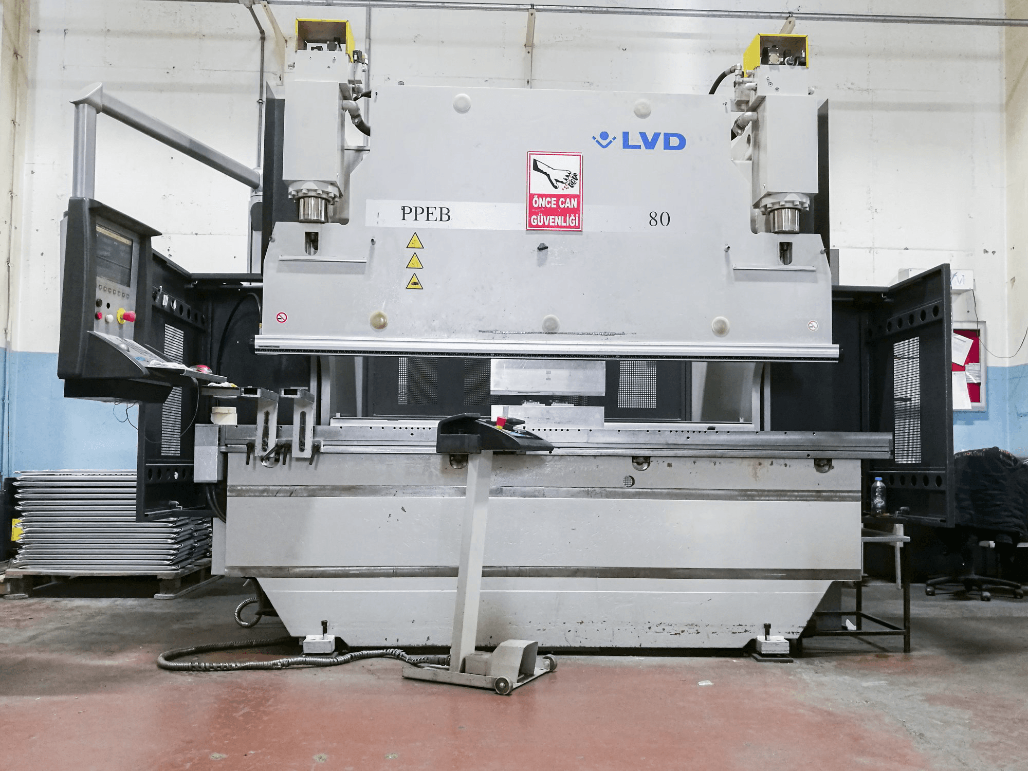 Vooraanzicht van LVD PPEB 80/25 machine