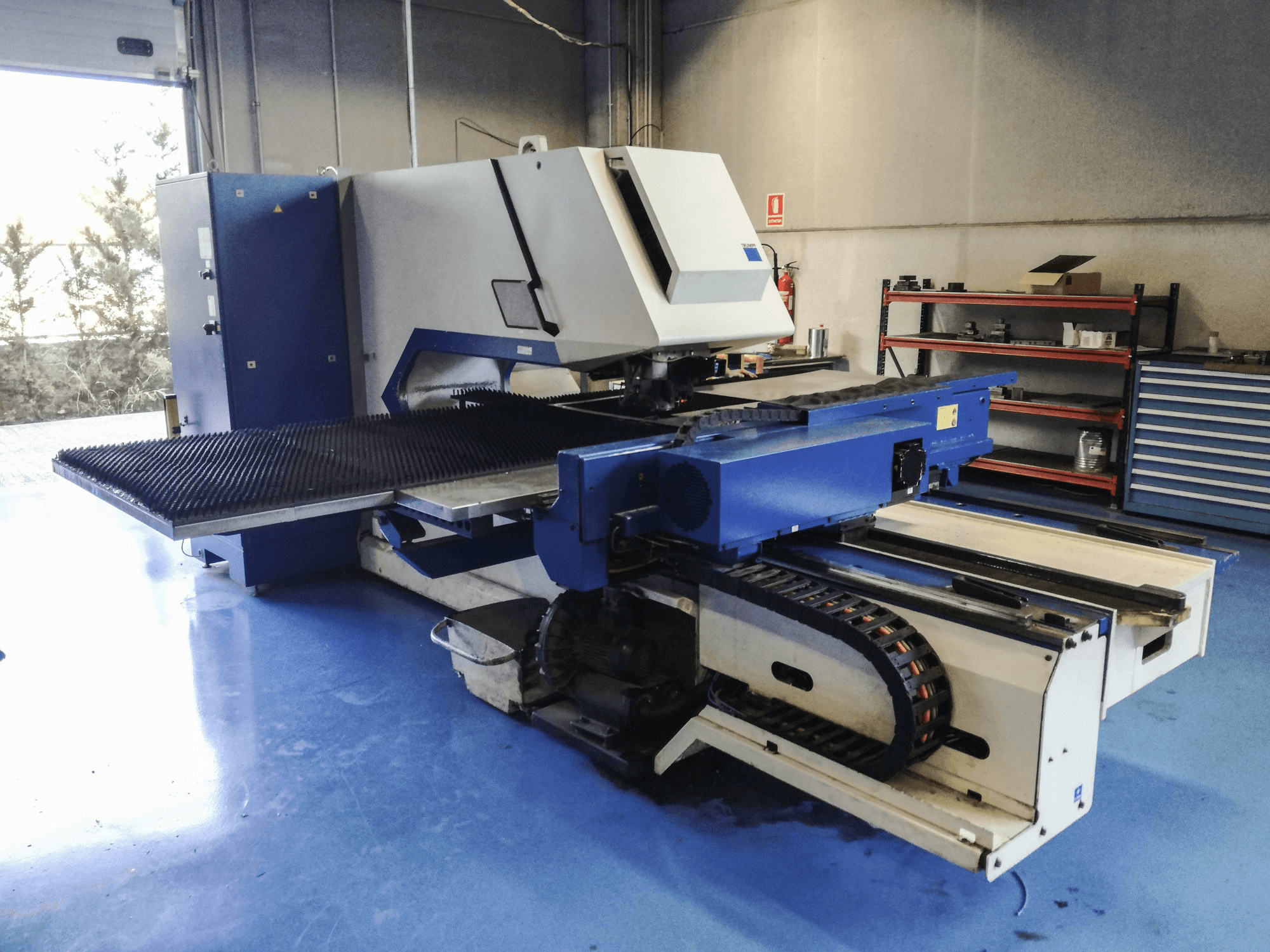 Links zicht van Trumpf Trumatic 2000 R machine
