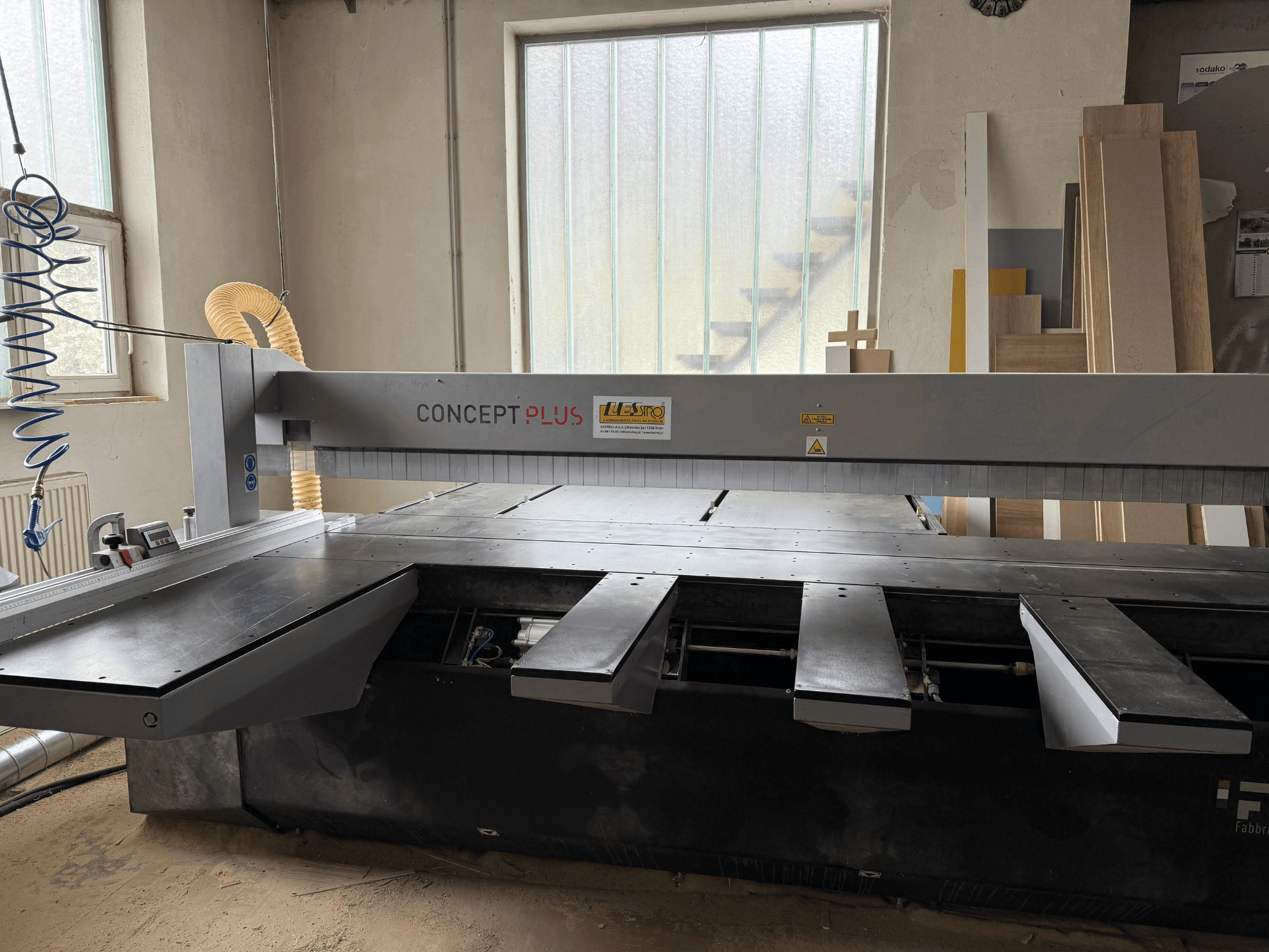 FIMAL Concept 350 paneelzaag in een werkplaats; vooraanzicht met uitschuifbare tafel en houten panelen op de achtergrond.