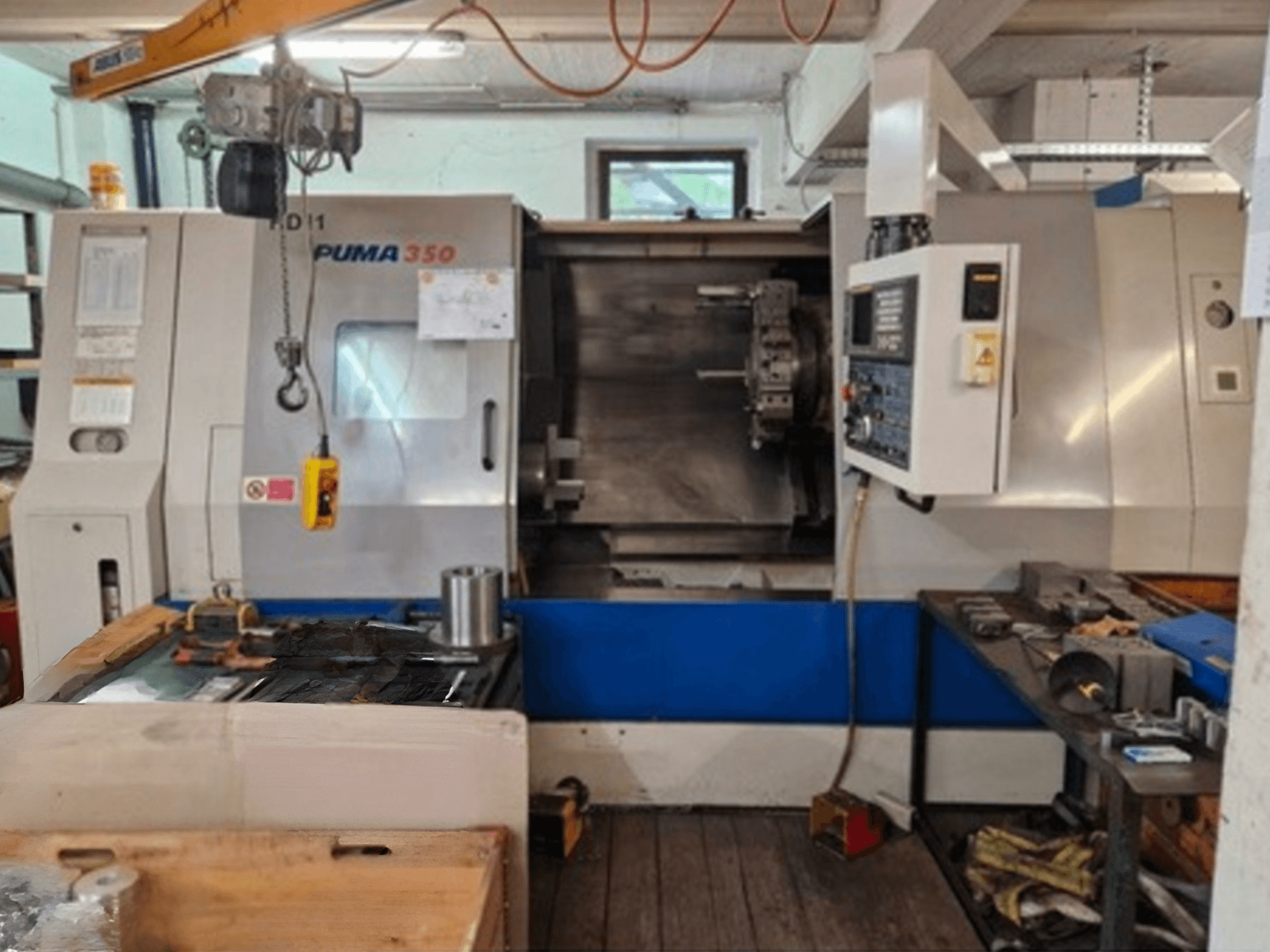 DAEWOO Puma 350 horizontale draaimachine, zijaanzicht, met het bedieningspaneel en het werkgebied met gereedschappen en materialen in de buurt.