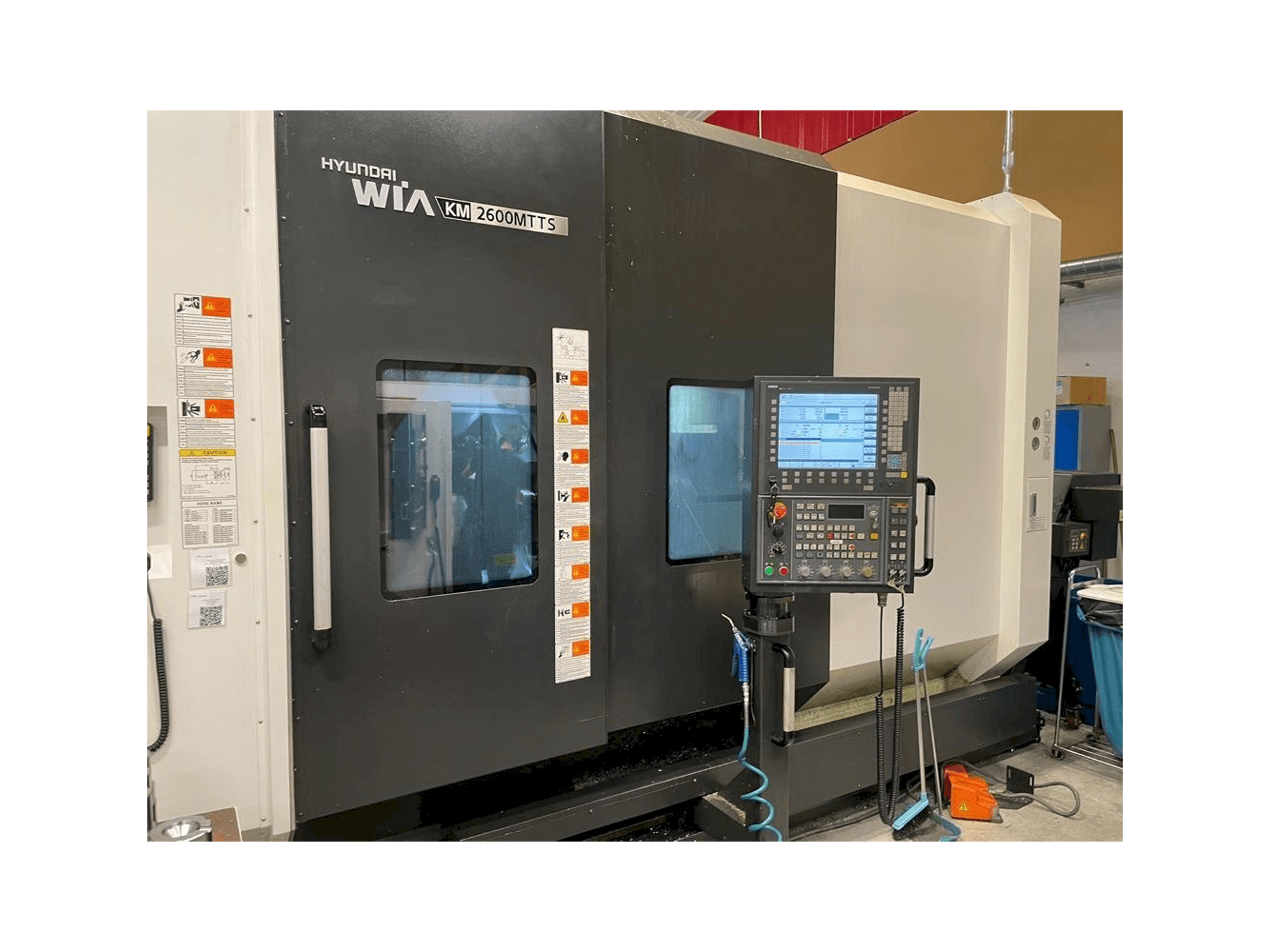 Vooraanzicht van Hyundai Wia KM 2600 MTTS machine