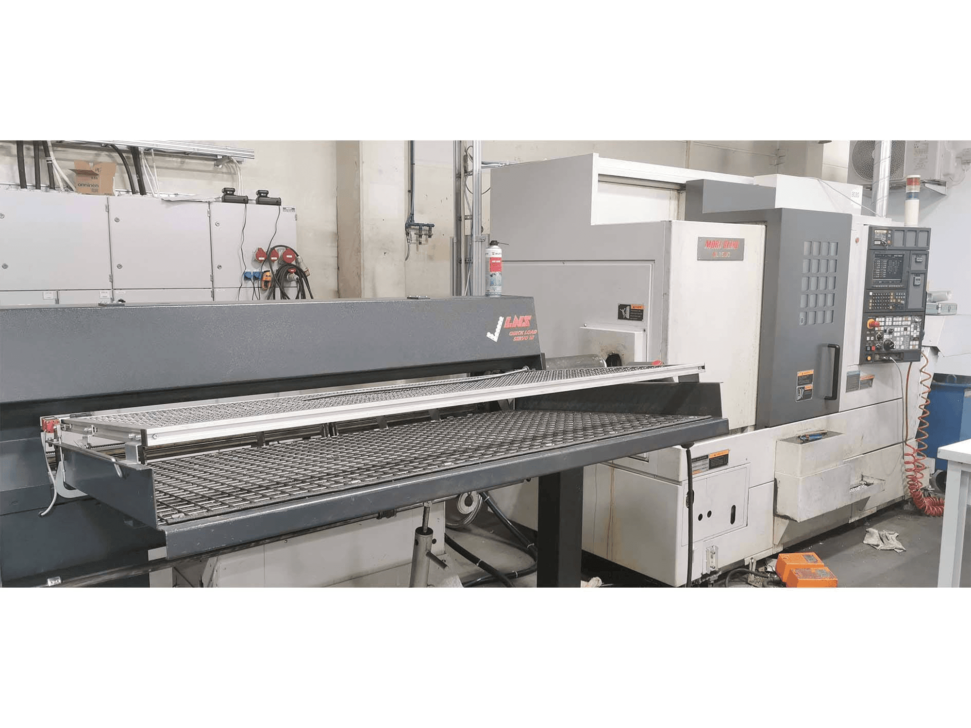 Vooraanzicht van MORI SEIKI NL 1500 MC 7500 machine