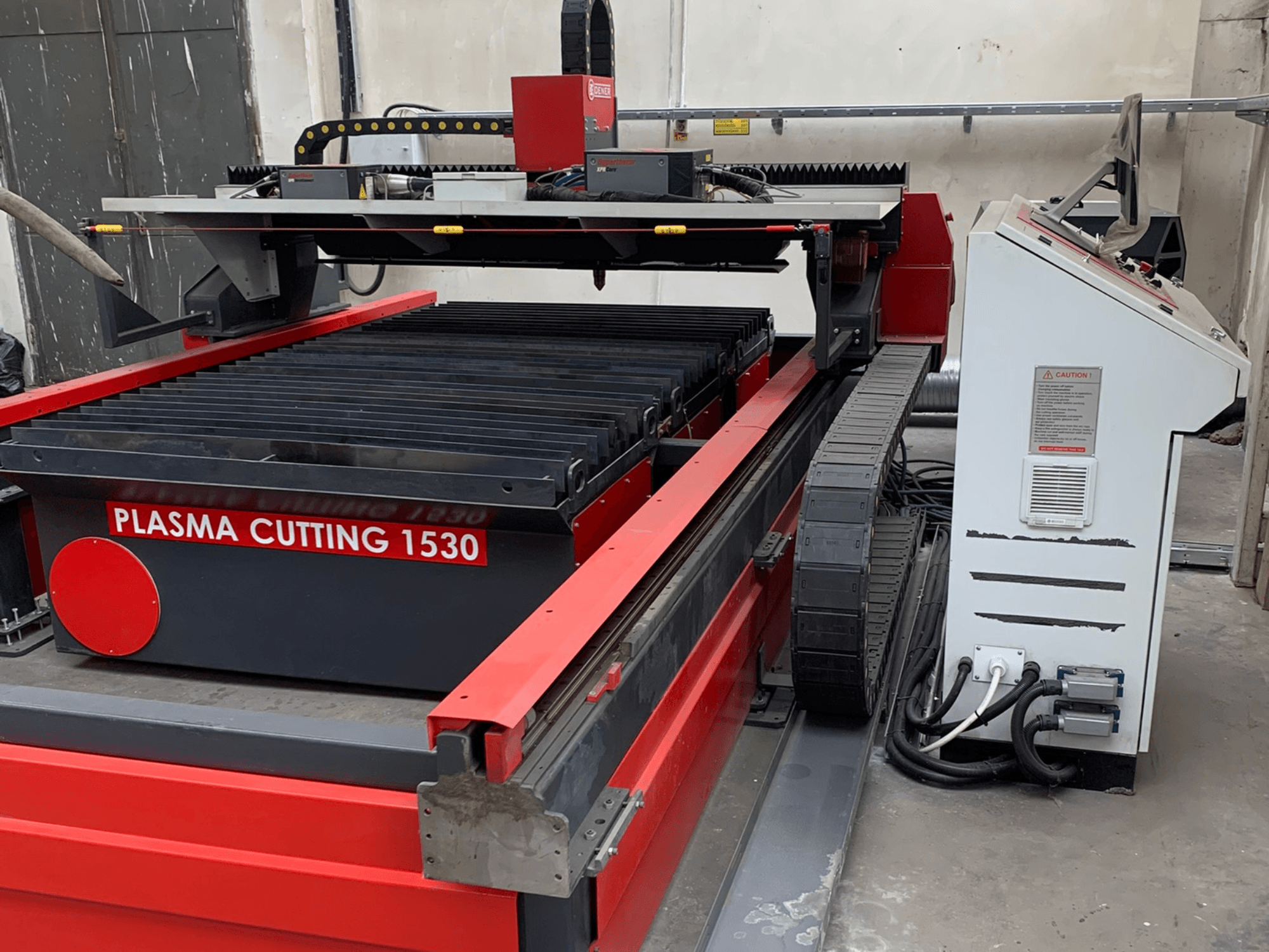 DENER PL 1530 plasmasnijmachine, zijaanzicht met snijtafel, bedieningspaneel en elektrische aansluitingen.