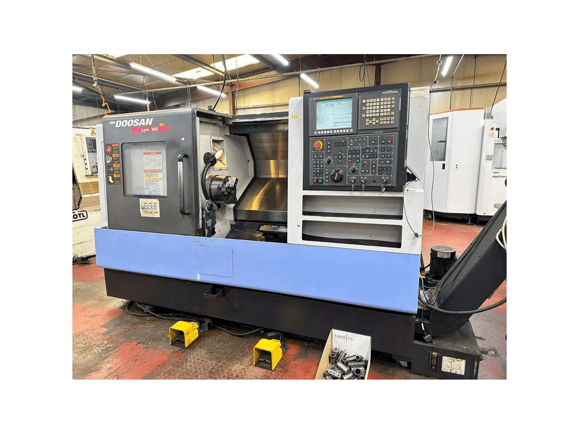 Vooraanzicht van Doosan Lynx 300 machine