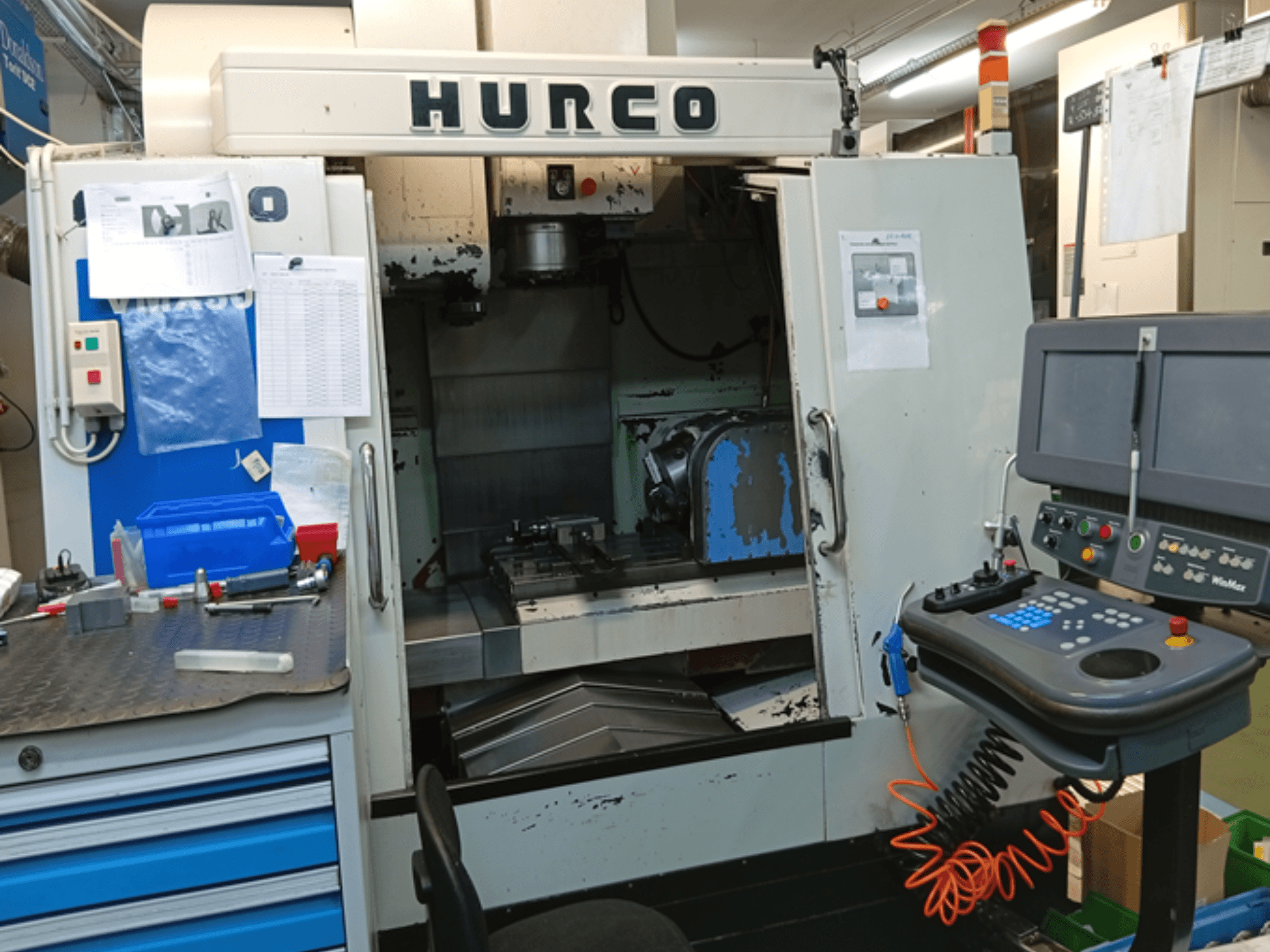 Hurco VMX 30T verticaal bewerkingscentrum, vooraanzicht, met bedieningspaneel, werkruimte en gedeeltelijk geopende deur.